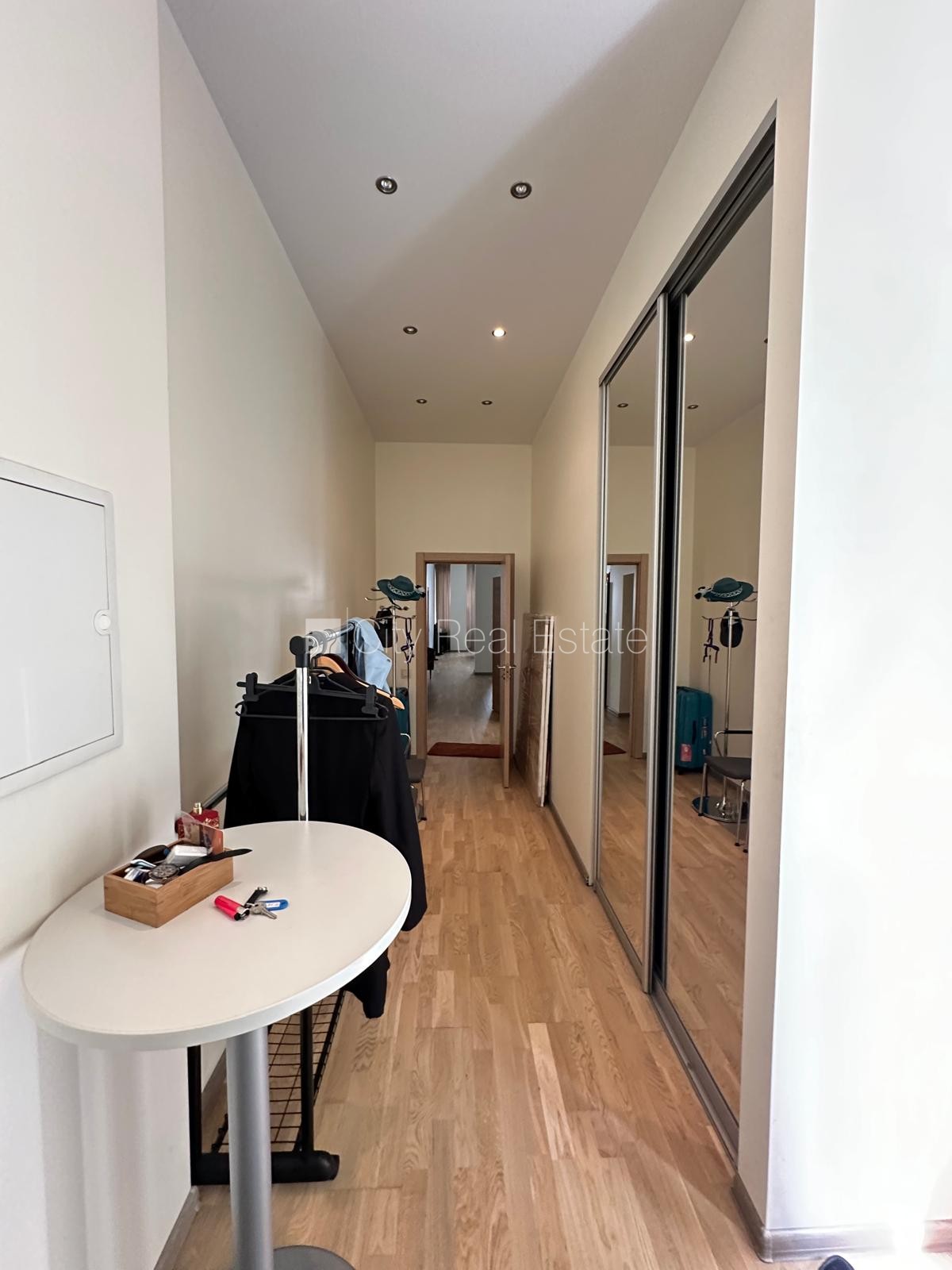 Sludinājumi. Fasādes māja, renovēta māja, ieeja no ielas, ir lifts, kāpņu telpa pēc kapitālā remonta, istabas Cena: 300000 EUR Foto #21