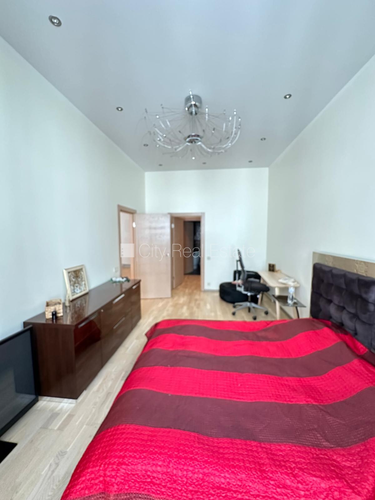 Sludinājumi. Fasādes māja, renovēta māja, ieeja no ielas, ir lifts, kāpņu telpa pēc kapitālā remonta, istabas Cena: 300000 EUR Foto #11