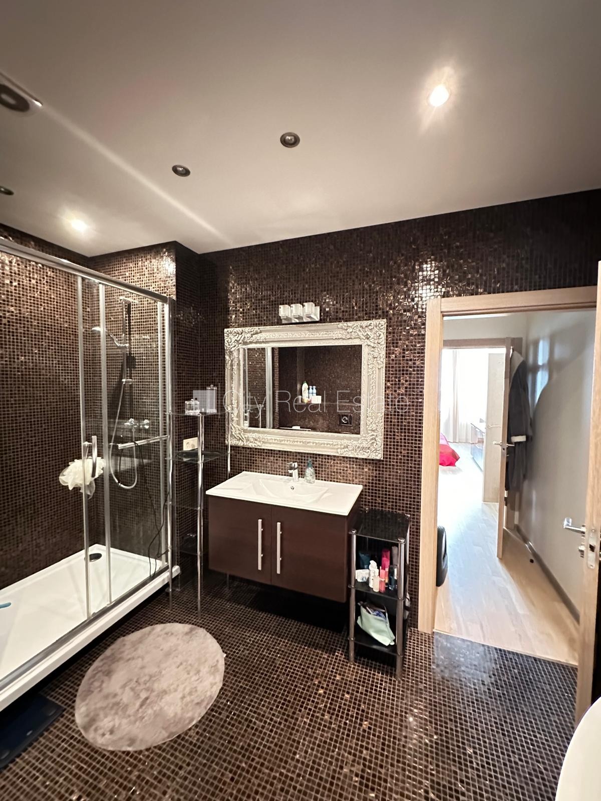 Sludinājumi. Fasādes māja, renovēta māja, ieeja no ielas, ir lifts, kāpņu telpa pēc kapitālā remonta, istabas Cena: 300000 EUR Foto #15