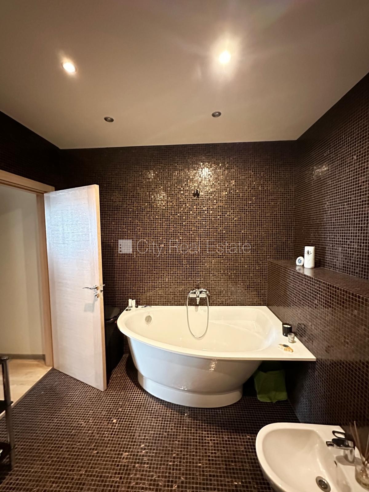 Sludinājumi. Fasādes māja, renovēta māja, ieeja no ielas, ir lifts, kāpņu telpa pēc kapitālā remonta, istabas Cena: 300000 EUR Foto #16