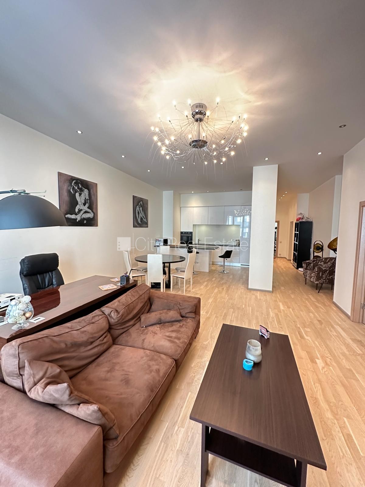 Sludinājumi. Fasādes māja, renovēta māja, ieeja no ielas, ir lifts, kāpņu telpa pēc kapitālā remonta, istabas Cena: 300000 EUR Foto #2