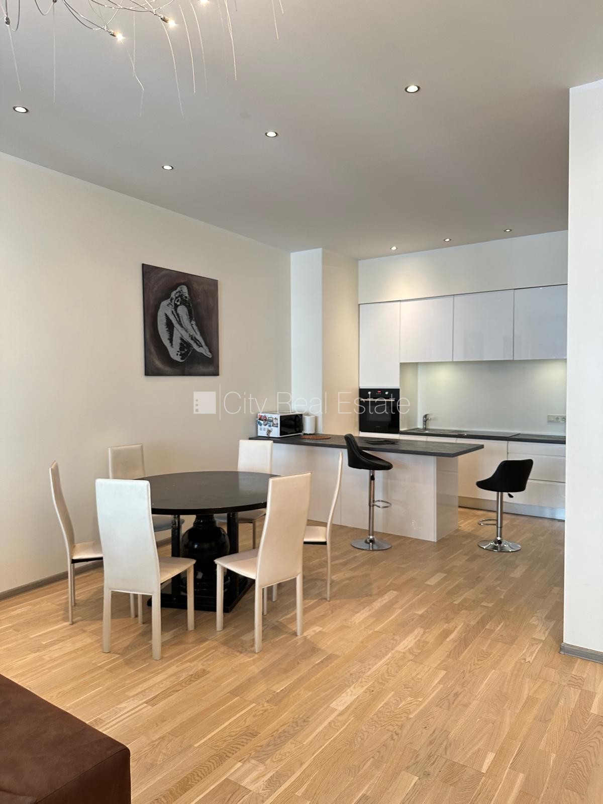 Sludinājumi. Fasādes māja, renovēta māja, ieeja no ielas, ir lifts, kāpņu telpa pēc kapitālā remonta, istabas Cena: 300000 EUR Foto #7