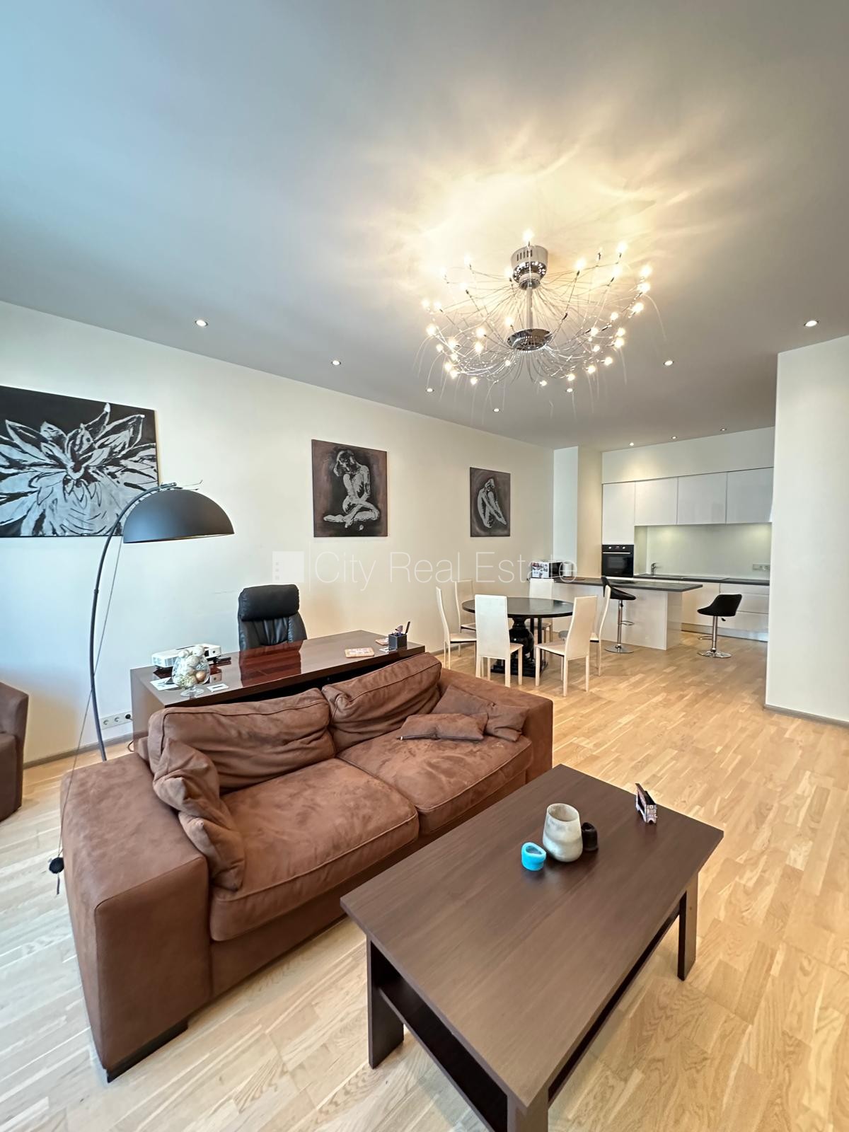 Sludinājumi. Fasādes māja, renovēta māja, ieeja no ielas, ir lifts, kāpņu telpa pēc kapitālā remonta, istabas Cena: 300000 EUR Foto #1