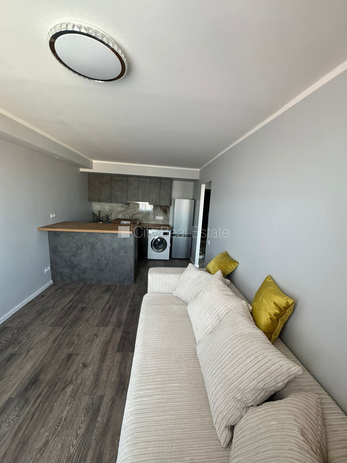 Sludinājumi. Zeme īpašumā, paneļu māja, labiekārtota apzaļumota teritorija, bezmaksas stāvvieta pagalmā, kāpņu Cena: 24000 EUR Foto #2