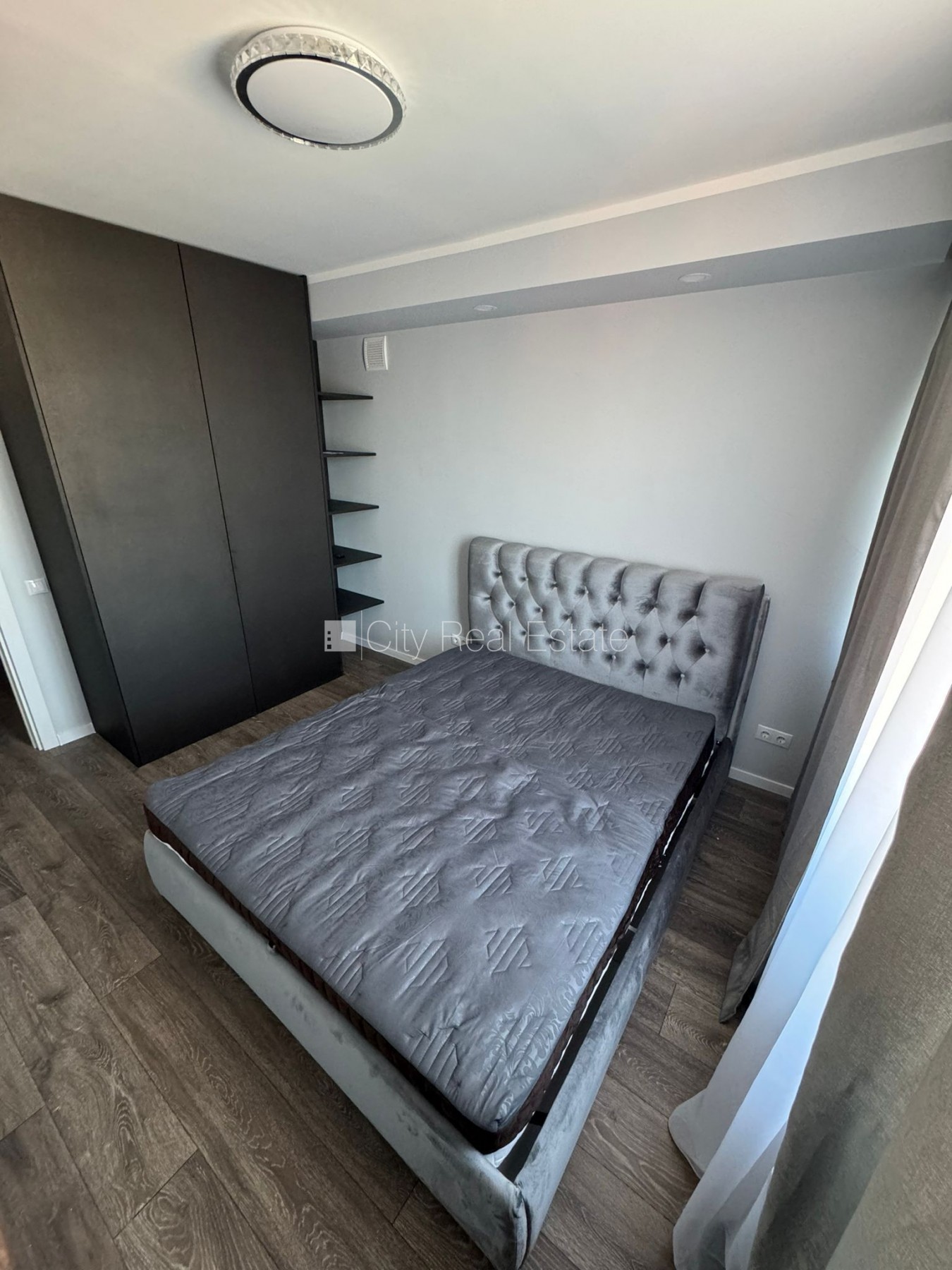 Sludinājumi. Zeme īpašumā, paneļu māja, labiekārtota apzaļumota teritorija, bezmaksas stāvvieta pagalmā, kāpņu Cena: 24000 EUR Foto #5