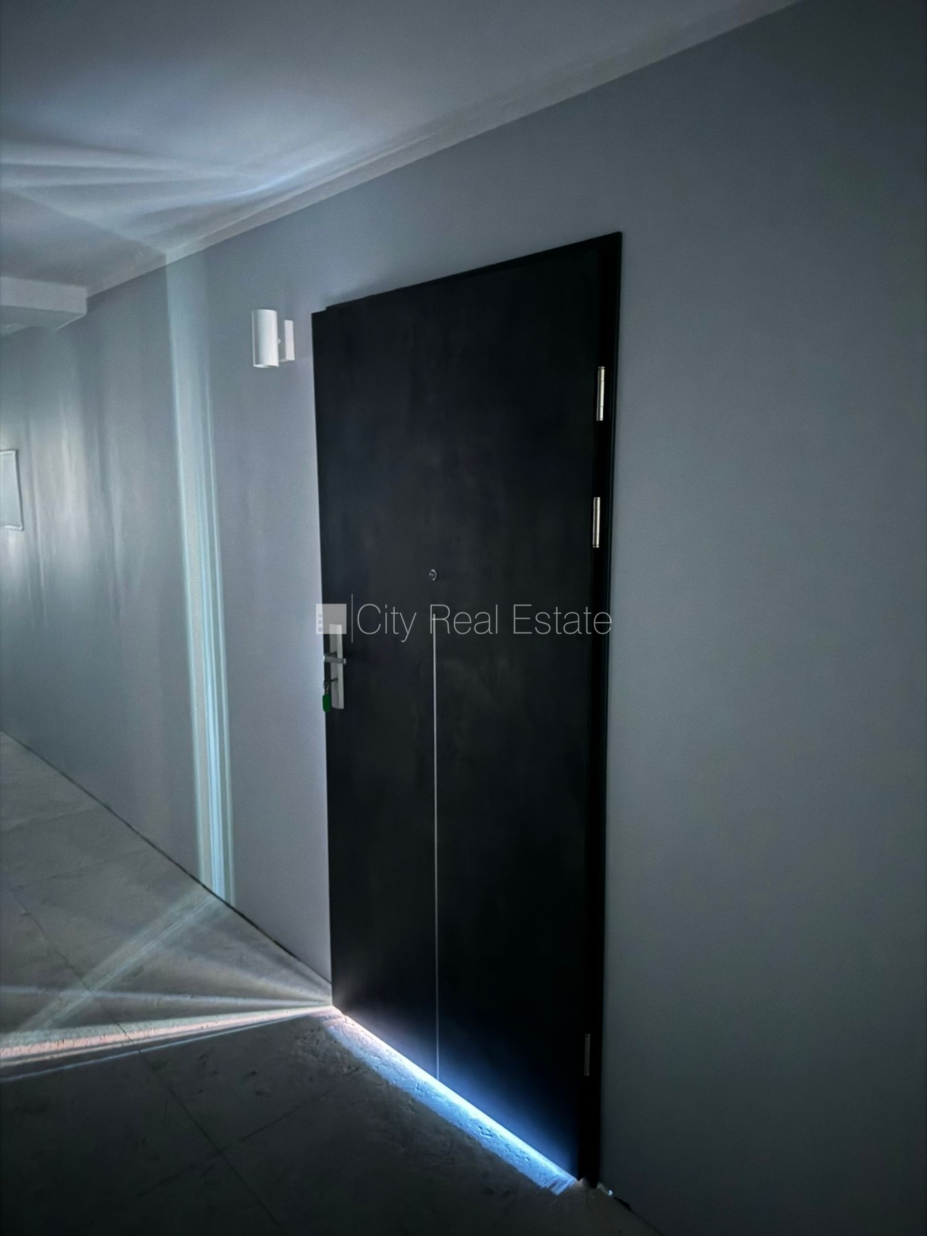 Sludinājumi. Zeme īpašumā, paneļu māja, labiekārtota apzaļumota teritorija, bezmaksas stāvvieta pagalmā, kāpņu Cena: 24000 EUR Foto #13