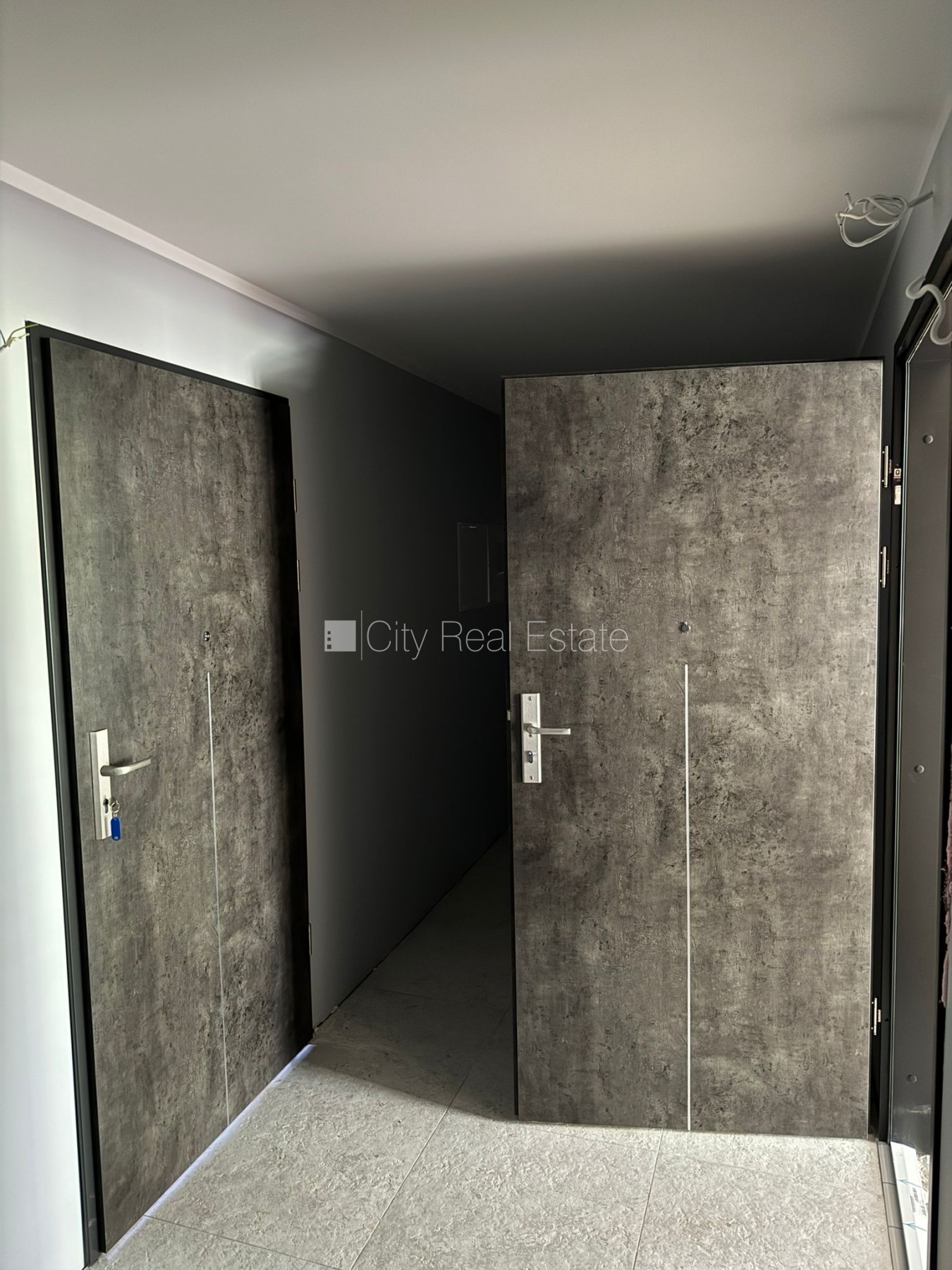 Sludinājumi. Zeme īpašumā, paneļu māja, labiekārtota apzaļumota teritorija, bezmaksas stāvvieta pagalmā, kāpņu Cena: 24000 EUR Foto #11