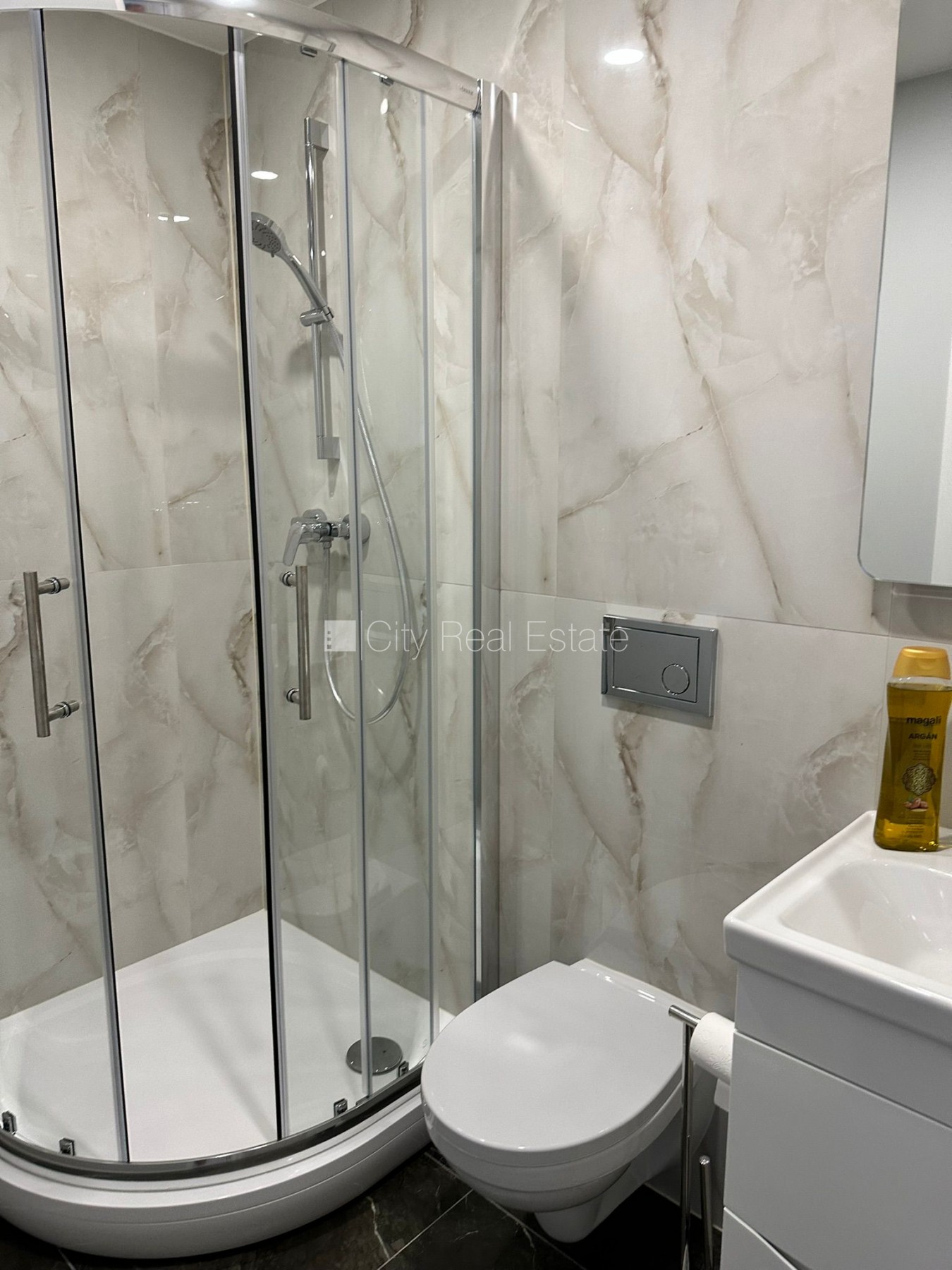 Sludinājumi. Zeme īpašumā, paneļu māja, labiekārtota apzaļumota teritorija, bezmaksas stāvvieta pagalmā, kāpņu Cena: 24000 EUR Foto #10