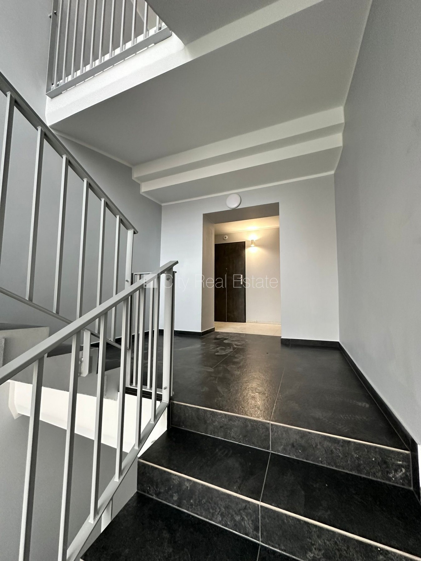 Sludinājumi. Zeme īpašumā, paneļu māja, labiekārtota apzaļumota teritorija, bezmaksas stāvvieta pagalmā, kāpņu Cena: 24000 EUR Foto #15