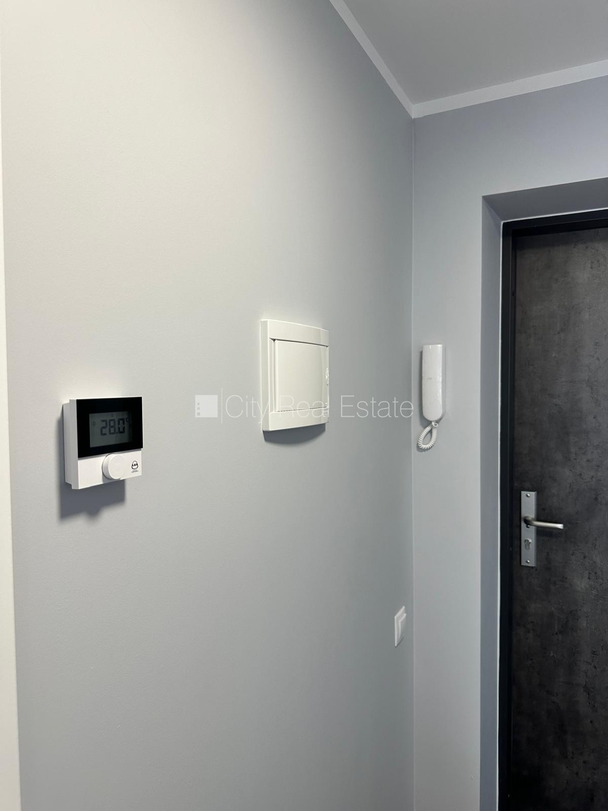 Sludinājumi. Zeme īpašumā, paneļu māja, labiekārtota apzaļumota teritorija, bezmaksas stāvvieta pagalmā, kāpņu Cena: 24000 EUR Foto #12