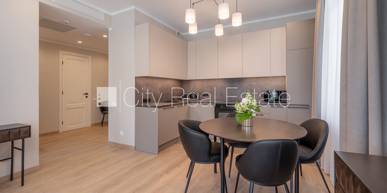 Sludinājumi. Jaunceltne, fasādes māja, labiekārtots apzaļumots pagalms, pazemes autostāvvieta, ieeja no ielas, Cena: 1400 EUR/mēn Foto #4