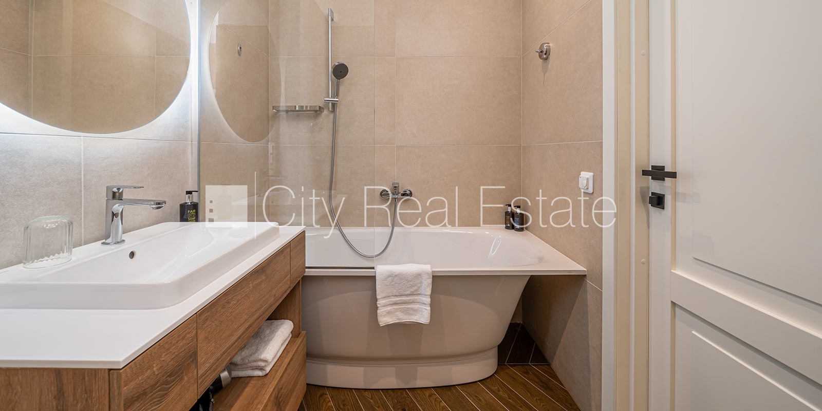 Sludinājumi. Jaunceltne, fasādes māja, labiekārtots apzaļumots pagalms, pazemes autostāvvieta, ieeja no ielas, Cena: 1400 EUR/mēn Foto #13