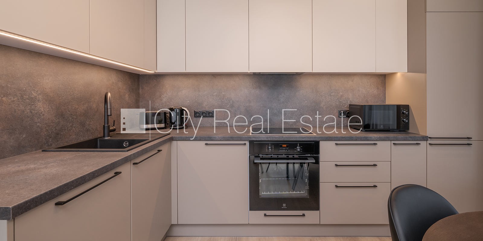 Sludinājumi. Jaunceltne, fasādes māja, labiekārtots apzaļumots pagalms, pazemes autostāvvieta, ieeja no ielas, Cena: 1400 EUR/mēn Foto #5