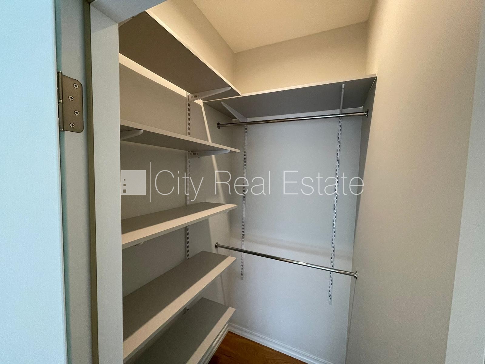 Sludinājumi. Fasādes māja, slēgts pagalms, vieta automašīnai, ieeja no ielas, logi vērsti uz pagalma pusi, Cena: 890 EUR/mēn Foto #13