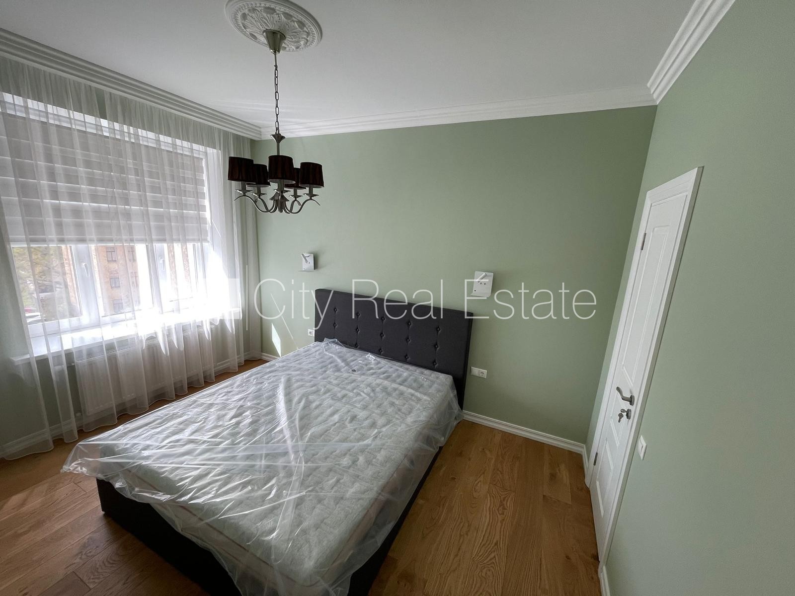 Sludinājumi. Fasādes māja, slēgts pagalms, vieta automašīnai, ieeja no ielas, logi vērsti uz pagalma pusi, Cena: 890 EUR/mēn Foto #8