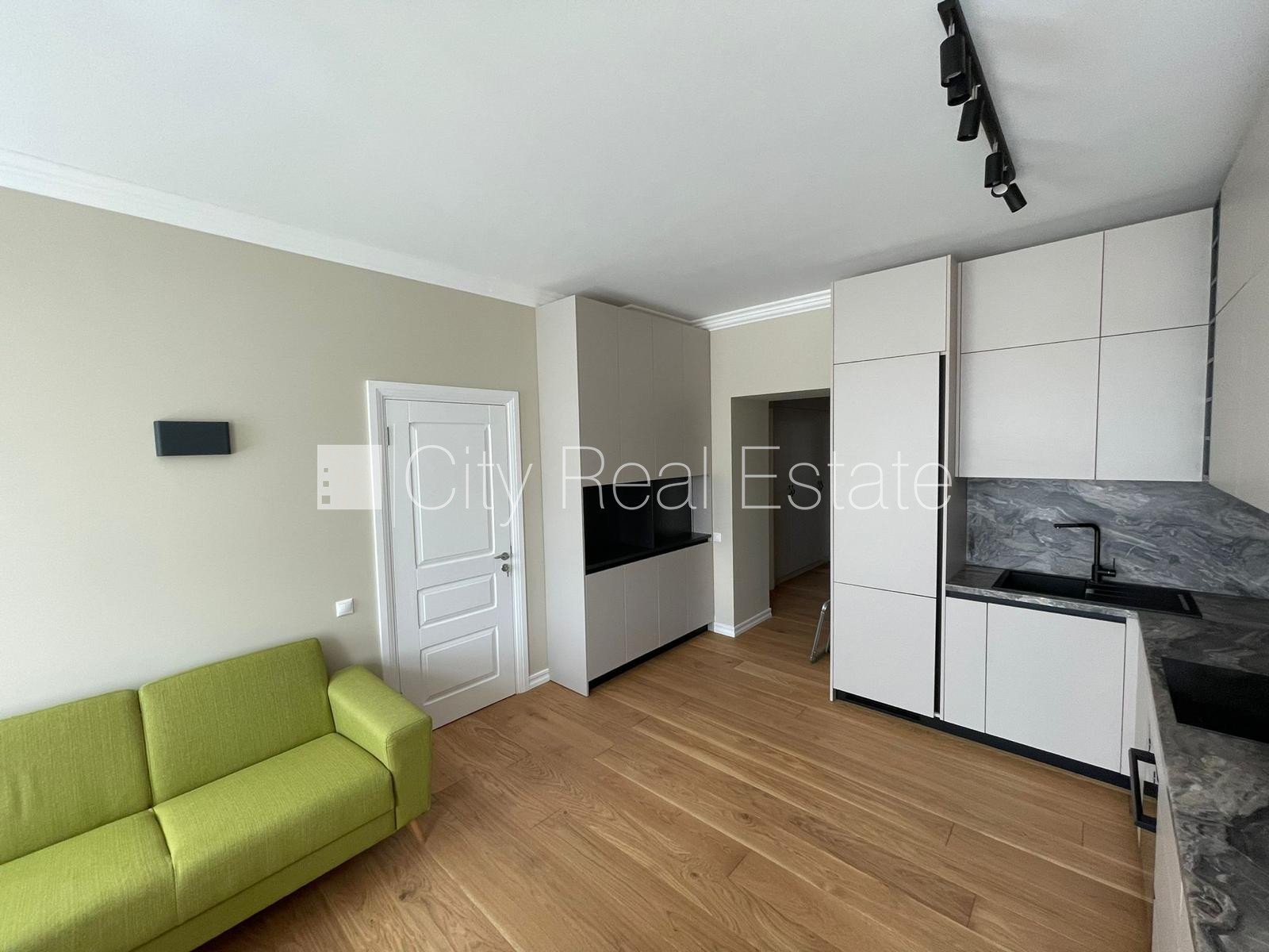 Sludinājumi. Fasādes māja, slēgts pagalms, vieta automašīnai, ieeja no ielas, logi vērsti uz pagalma pusi, Cena: 890 EUR/mēn Foto #2