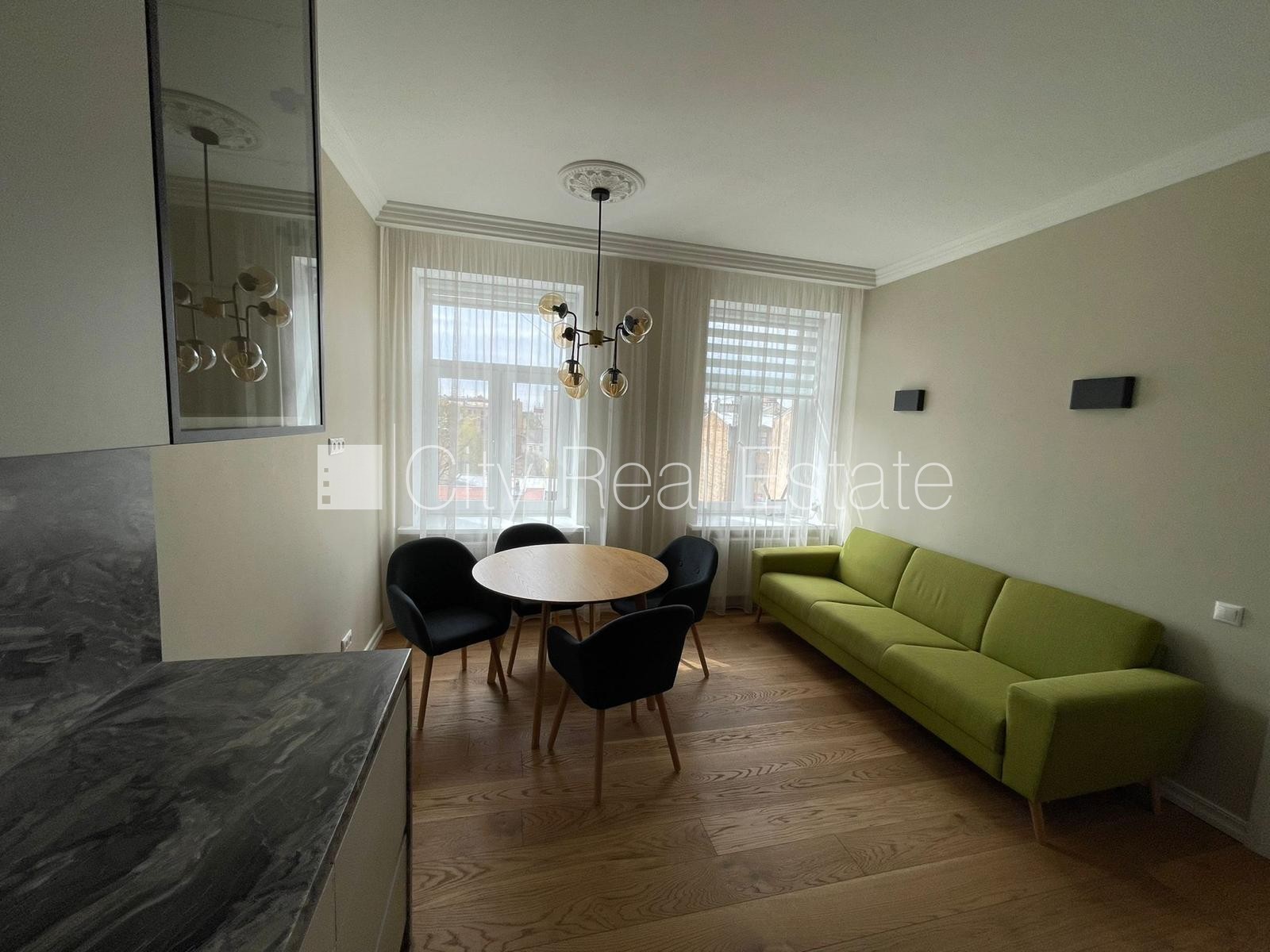 Sludinājumi. Fasādes māja, slēgts pagalms, vieta automašīnai, ieeja no ielas, logi vērsti uz pagalma pusi, Cena: 890 EUR/mēn Foto #4