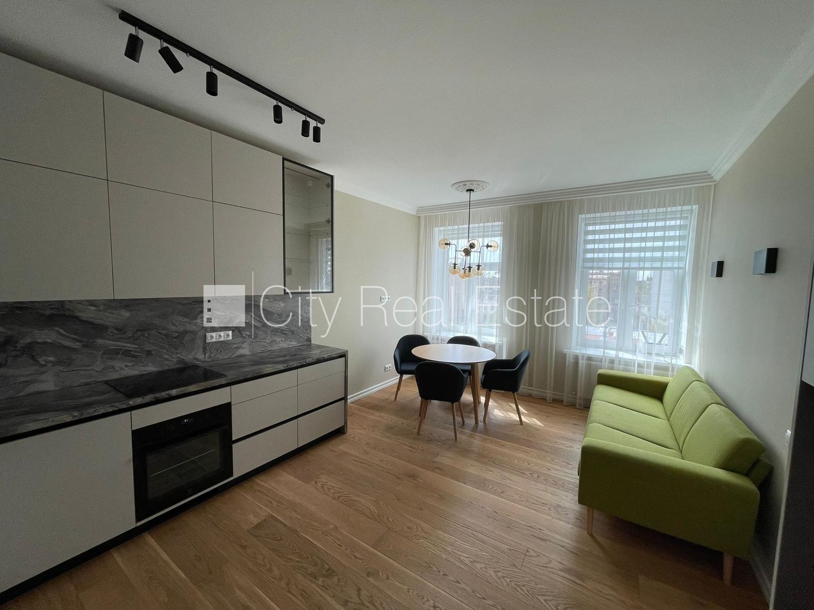 Sludinājumi. Fasādes māja, slēgts pagalms, vieta automašīnai, ieeja no ielas, logi vērsti uz pagalma pusi, Cena: 890 EUR/mēn Foto #3