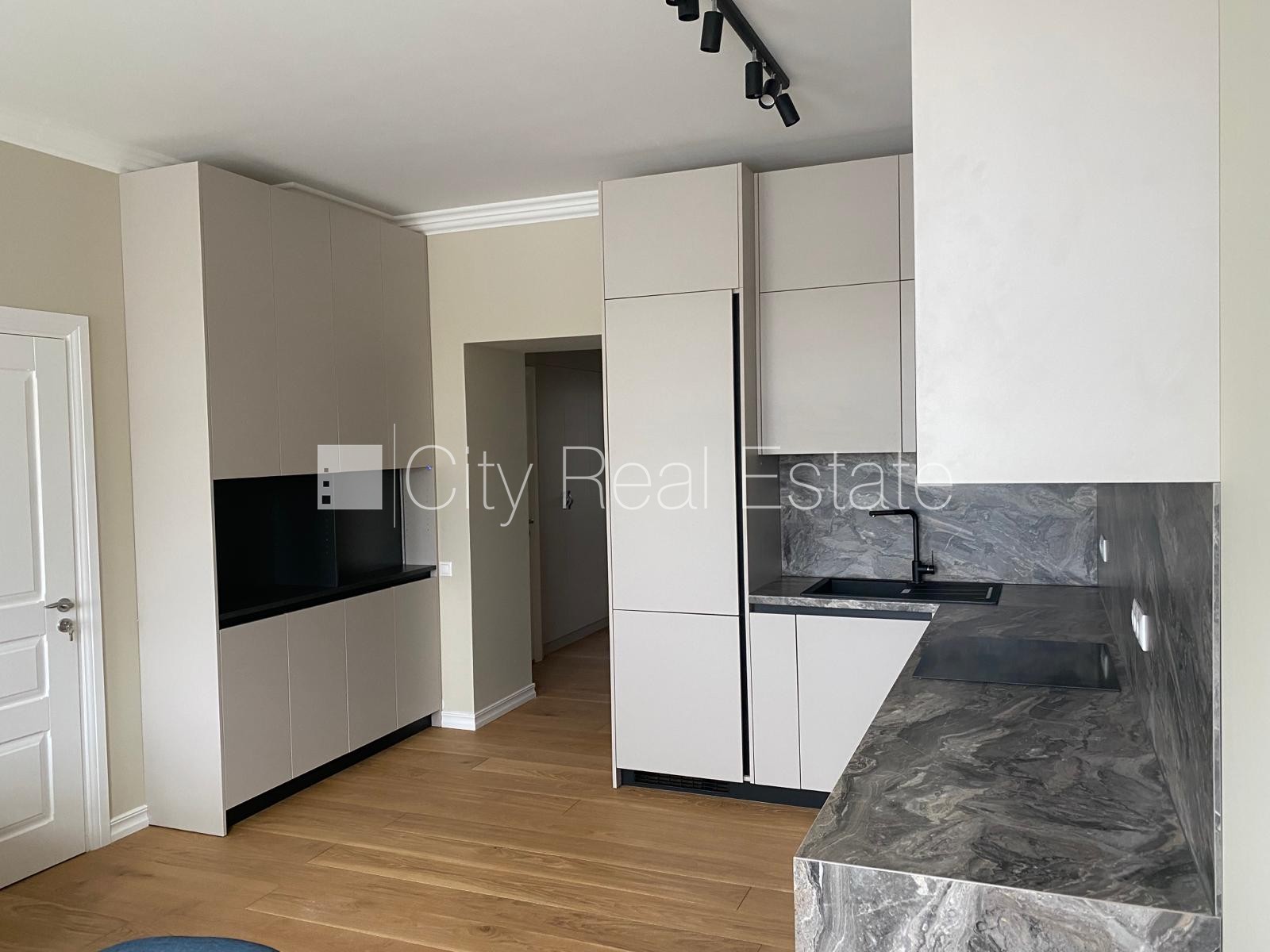 Sludinājumi. Fasādes māja, slēgts pagalms, vieta automašīnai, ieeja no ielas, logi vērsti uz pagalma pusi, Cena: 890 EUR/mēn Foto #5