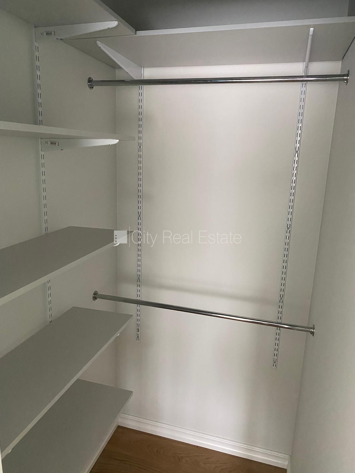 Sludinājumi. Fasādes māja, slēgts pagalms, vieta automašīnai, ieeja no ielas, logi vērsti uz pagalma pusi, Cena: 890 EUR/mēn Foto #14