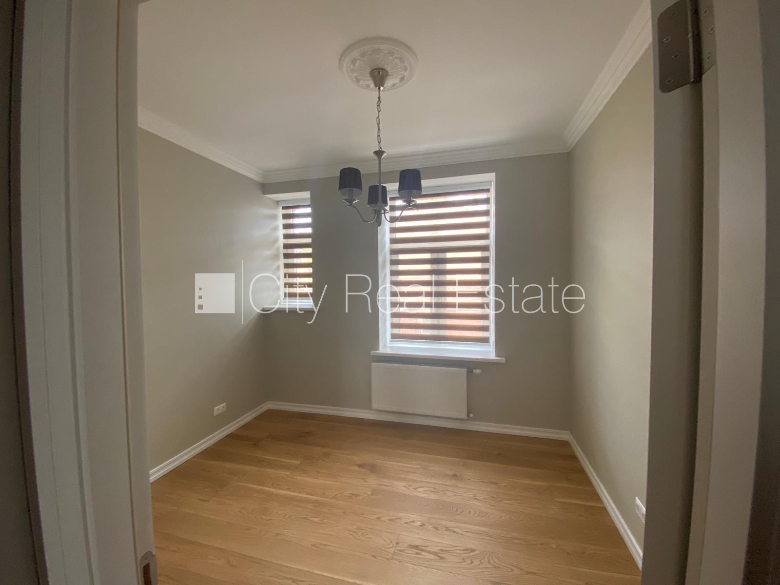 Sludinājumi. Fasādes māja, slēgts pagalms, vieta automašīnai, ieeja no ielas, logi vērsti uz pagalma pusi, Cena: 890 EUR/mēn Foto #11