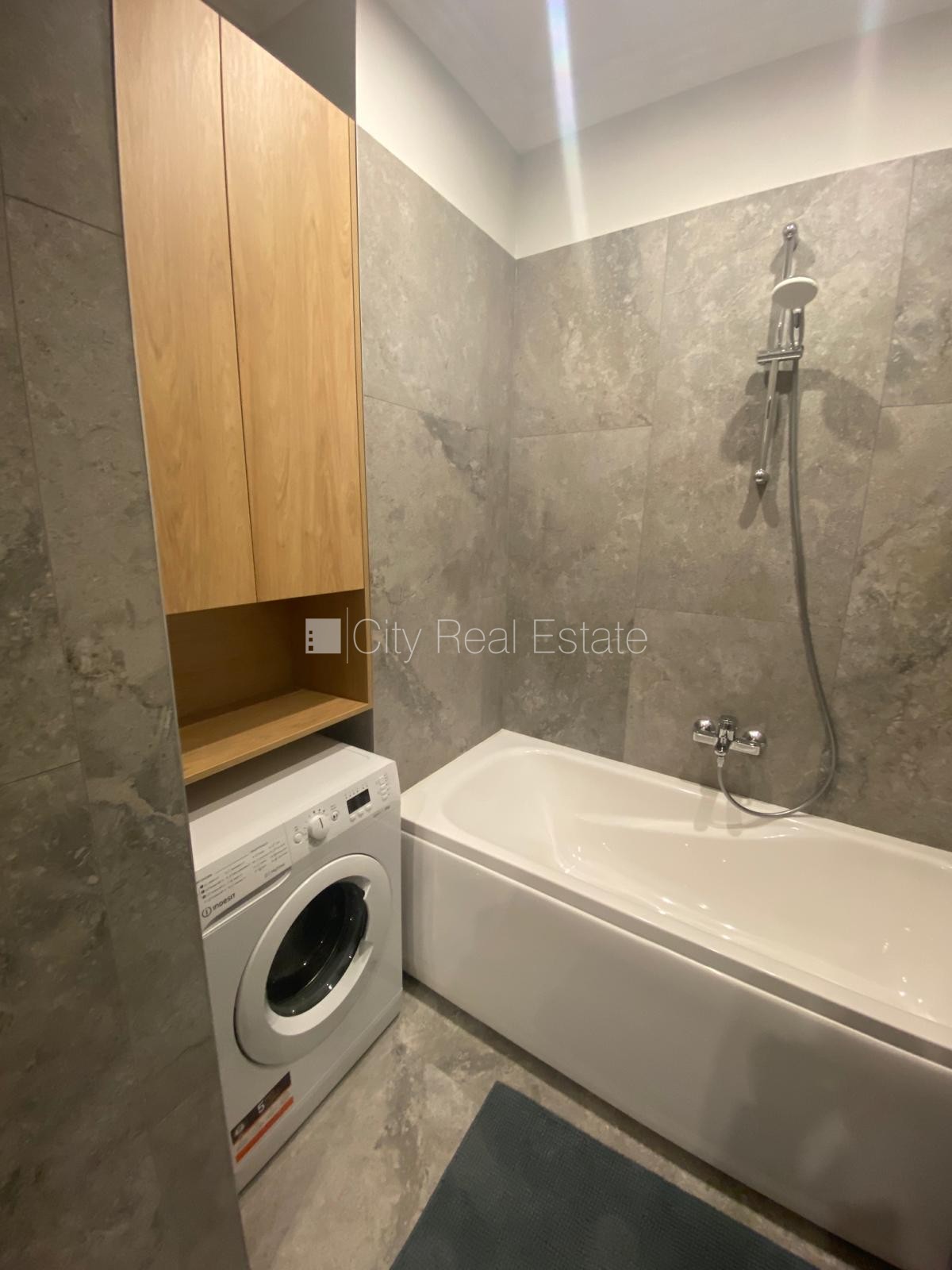 Sludinājumi. Fasādes māja, slēgts pagalms, vieta automašīnai, ieeja no ielas, logi vērsti uz pagalma pusi, Cena: 890 EUR/mēn Foto #15