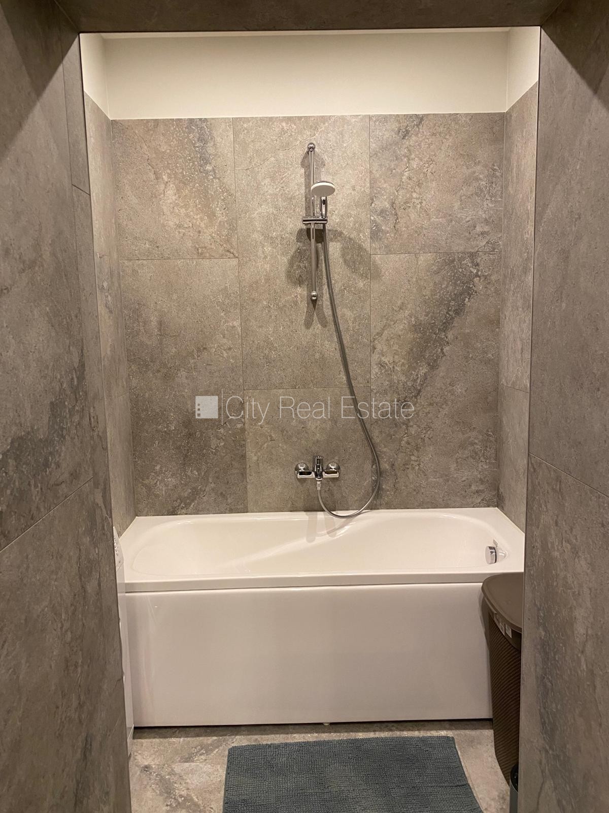 Sludinājumi. Fasādes māja, slēgts pagalms, vieta automašīnai, ieeja no ielas, logi vērsti uz pagalma pusi, Cena: 890 EUR/mēn Foto #16