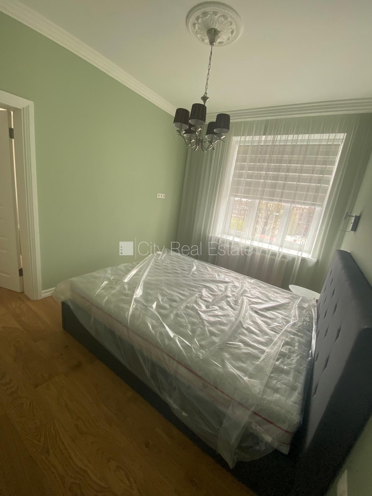 Sludinājumi. Fasādes māja, slēgts pagalms, vieta automašīnai, ieeja no ielas, logi vērsti uz pagalma pusi, Cena: 890 EUR/mēn Foto #9