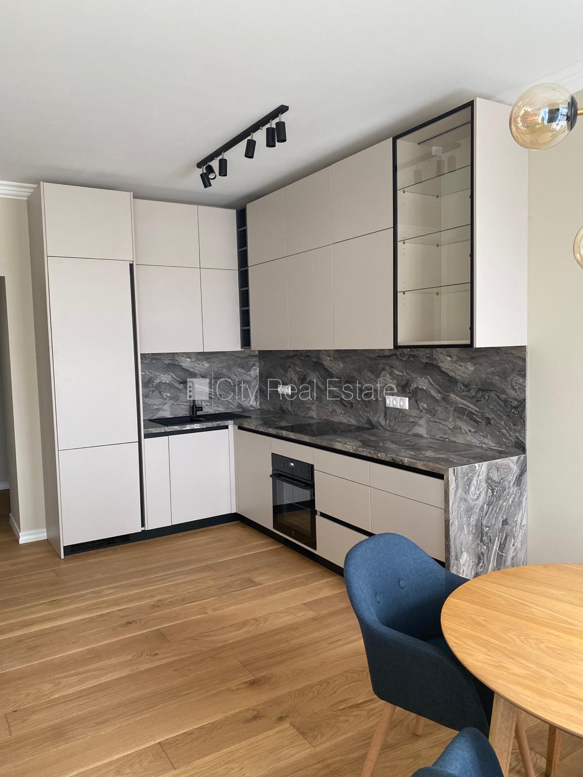 Sludinājumi. Fasādes māja, slēgts pagalms, vieta automašīnai, ieeja no ielas, logi vērsti uz pagalma pusi, Cena: 890 EUR/mēn Foto #6