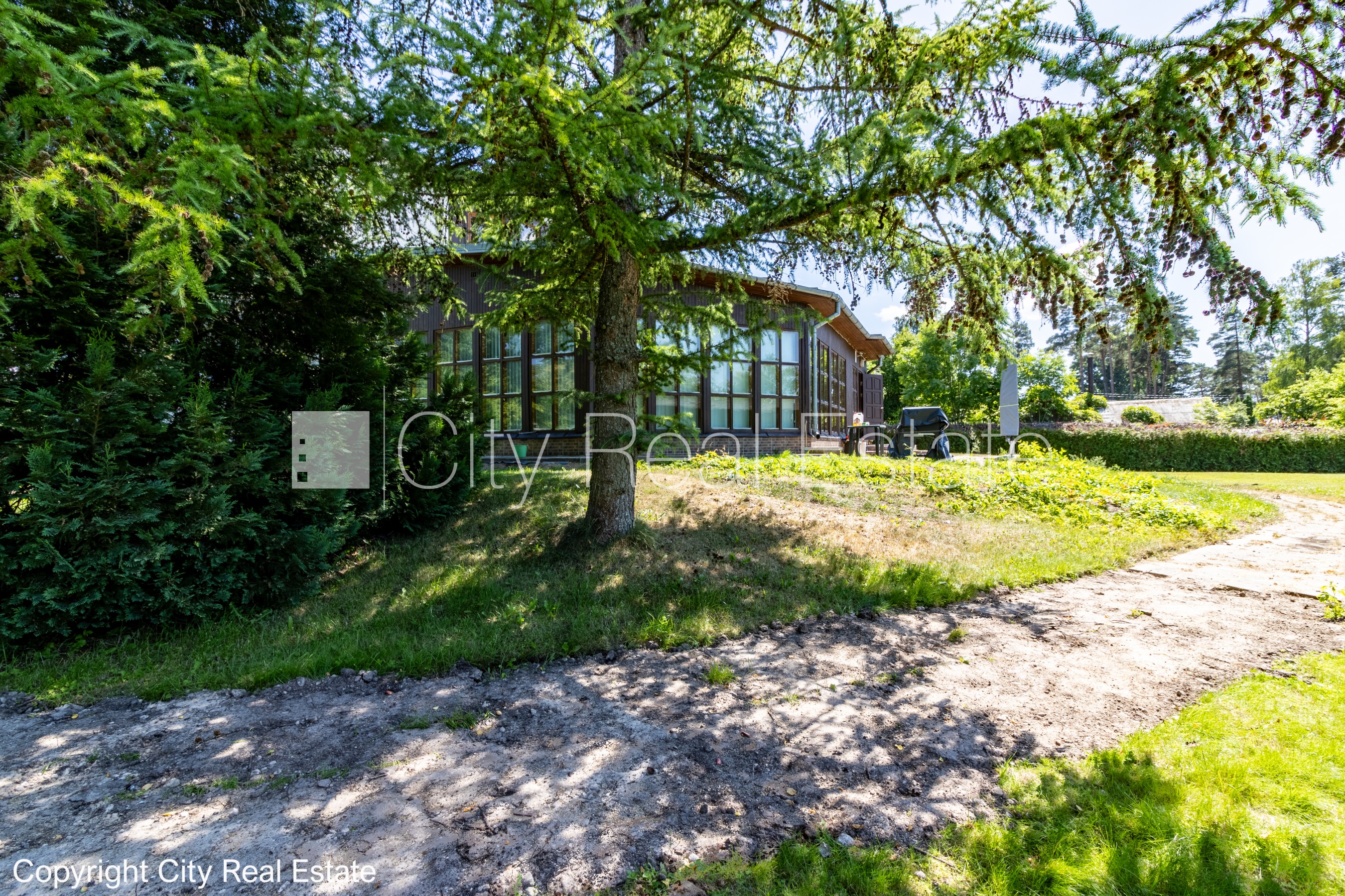 Sludinājumi. Privātmāja, zaļā teritorija 2600 m2, slēgts pagalms, vieta automašīnai, baseins 12.5 m2, krievu Cena: 1800 EUR/mēn Foto #8