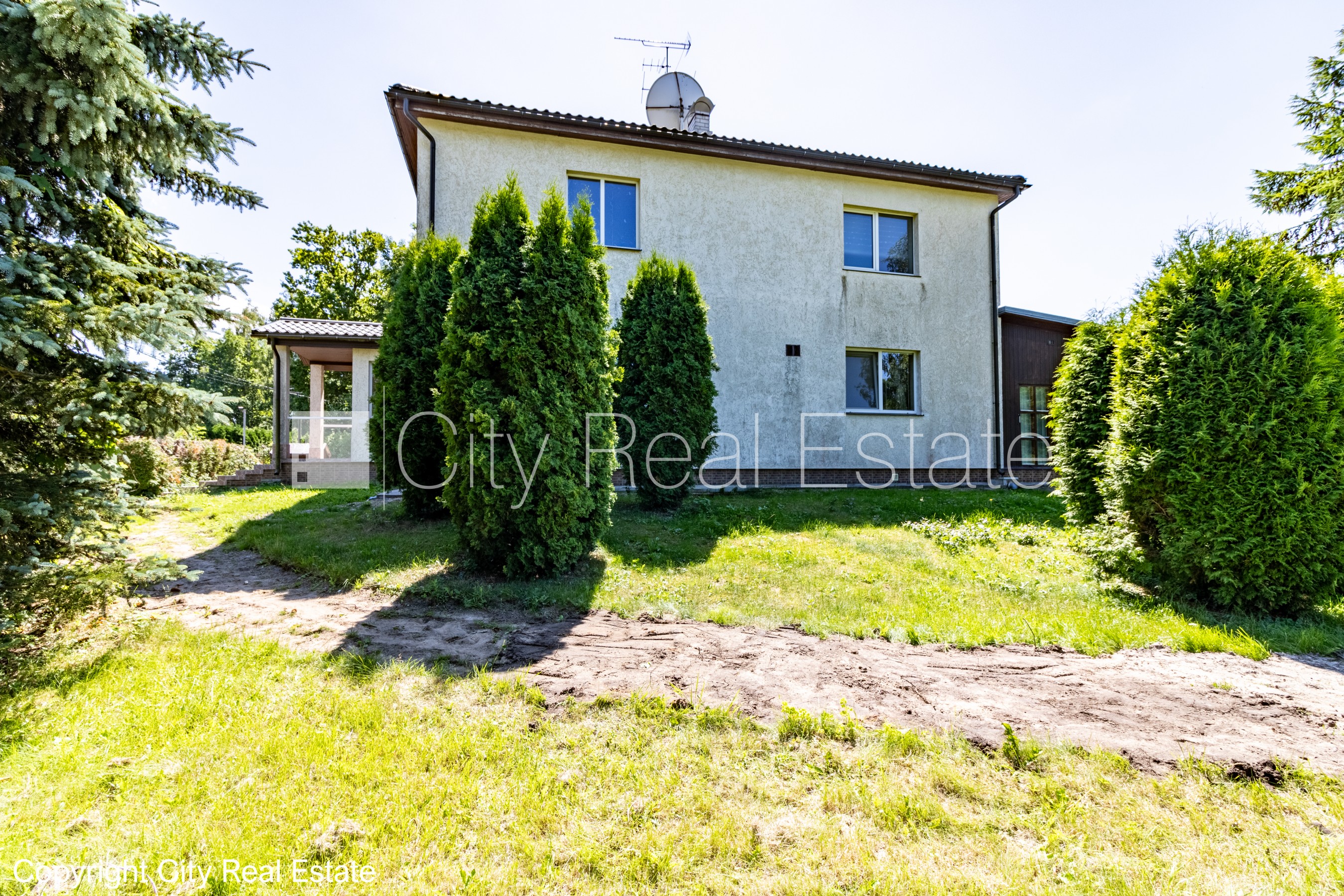 Sludinājumi. Privātmāja, zaļā teritorija 2600 m2, slēgts pagalms, vieta automašīnai, baseins 12.5 m2, krievu Cena: 1800 EUR/mēn Foto #1