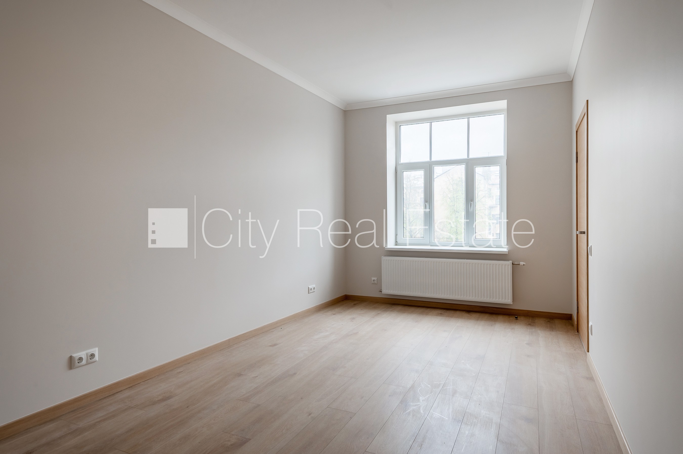 Sludinājumi. Fasādes māja, slēgts pagalms, vieta automašīnai, ieeja no ielas, ir lifts, kāpņu telpa pēc Cena: 106000 EUR Foto #7