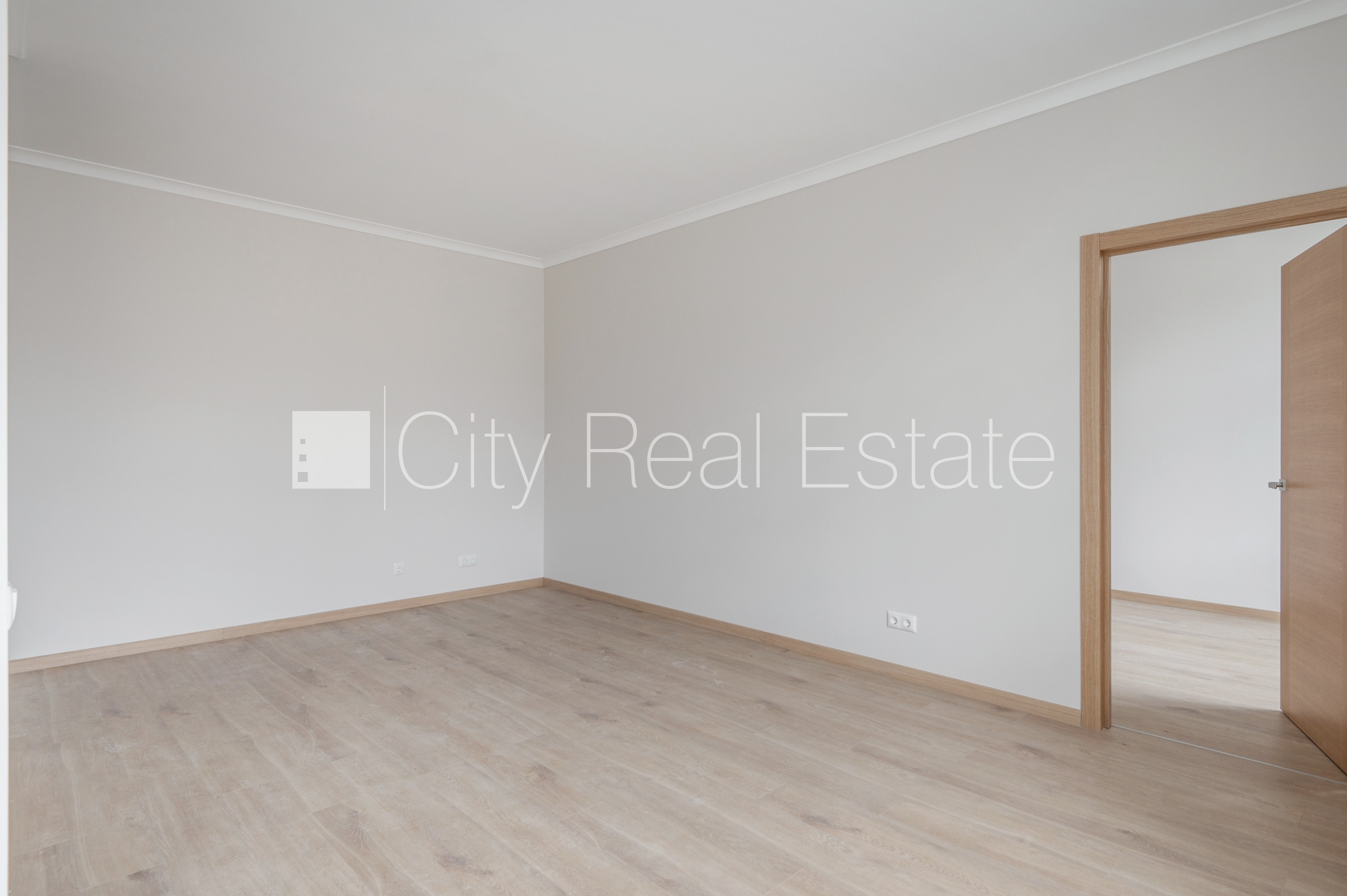 Sludinājumi. Fasādes māja, slēgts pagalms, vieta automašīnai, ieeja no ielas, ir lifts, kāpņu telpa pēc Cena: 106000 EUR Foto #5