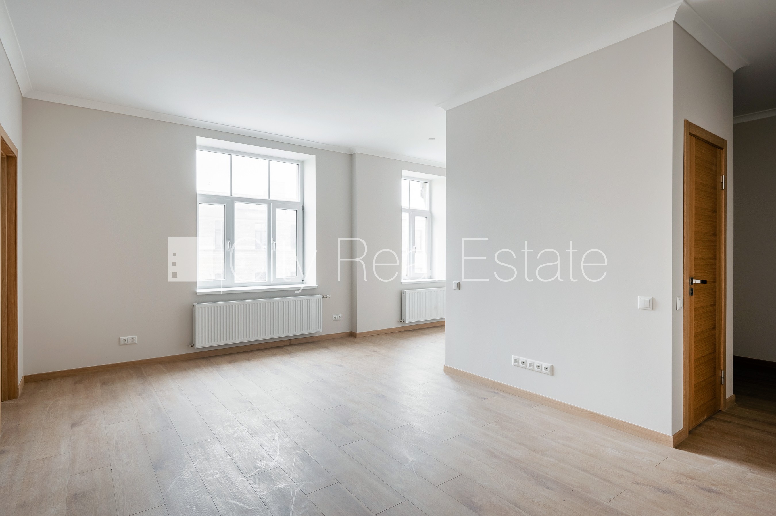 Sludinājumi. Fasādes māja, slēgts pagalms, vieta automašīnai, ieeja no ielas, ir lifts, kāpņu telpa pēc Cena: 106000 EUR Foto #1