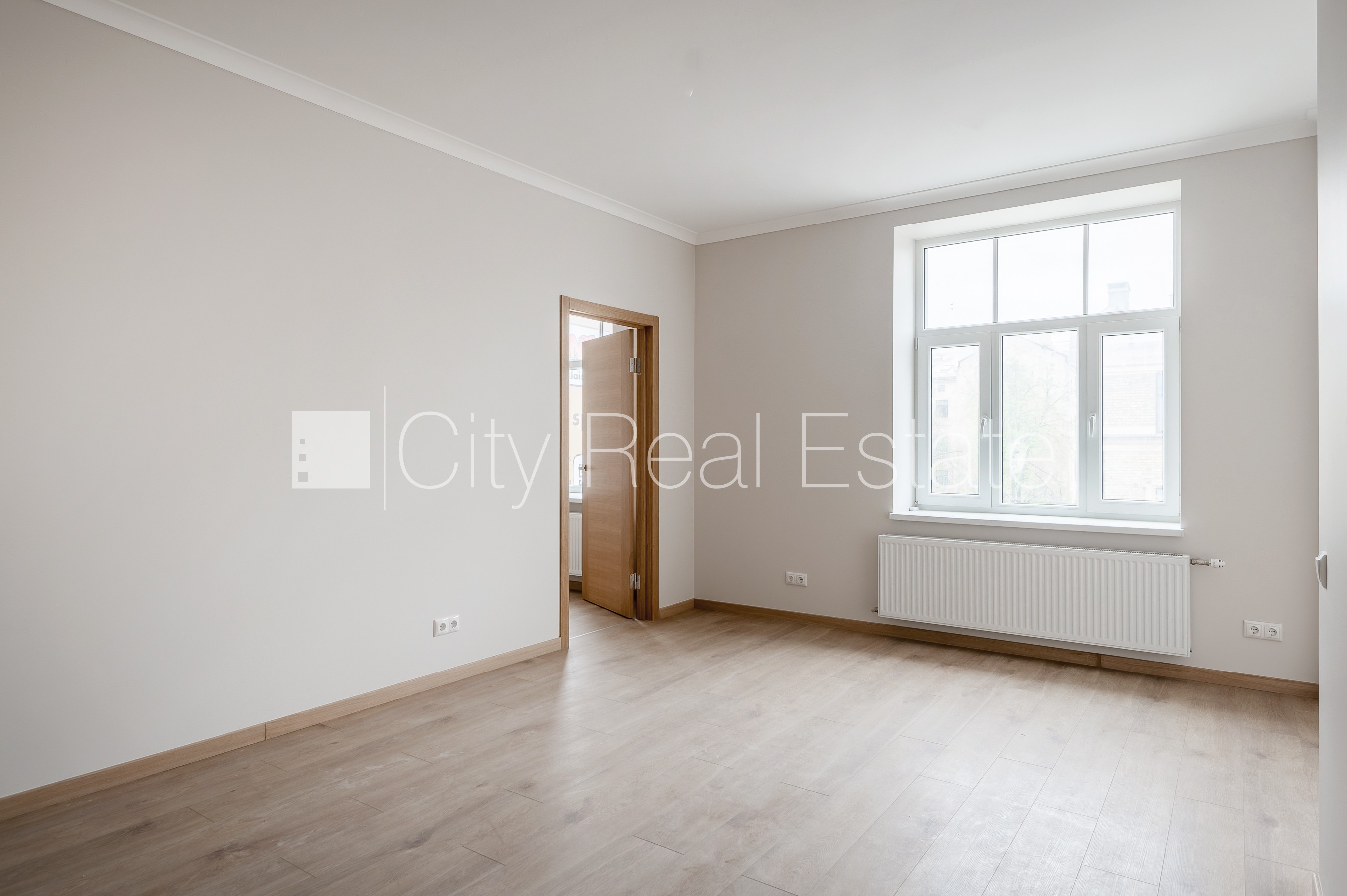 Sludinājumi. Fasādes māja, slēgts pagalms, vieta automašīnai, ieeja no ielas, ir lifts, kāpņu telpa pēc Cena: 106000 EUR Foto #2