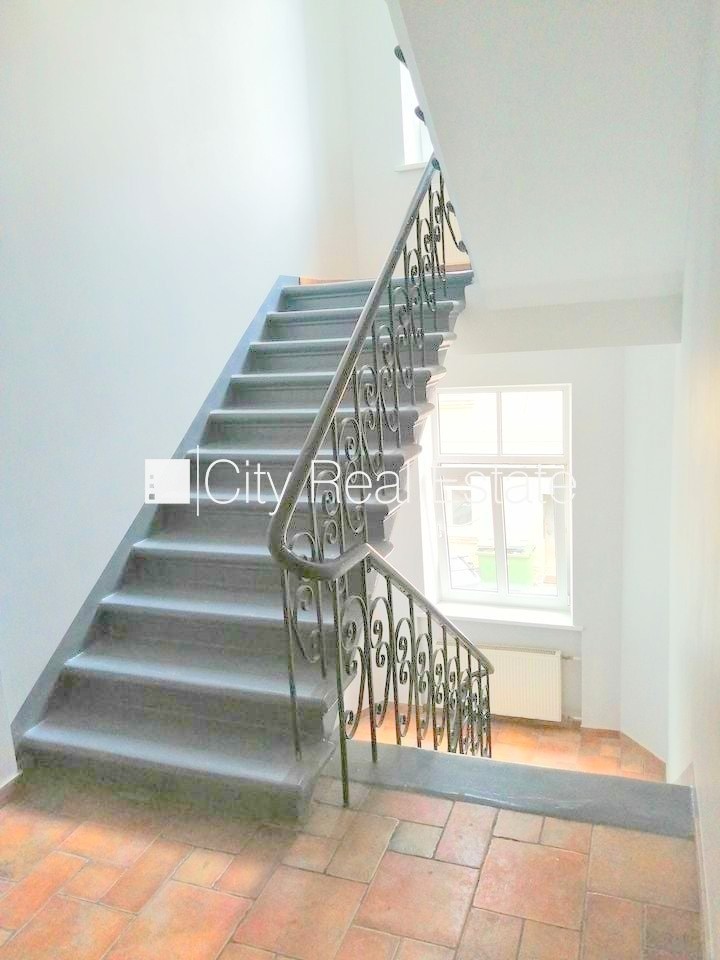 Sludinājumi. Fasādes māja, renovēta māja, slēgts pagalms, ieeja no ielas un pagalma, kāpņu telpa pēc kosmētiskā Cena: 400 EUR/mēn Foto #18