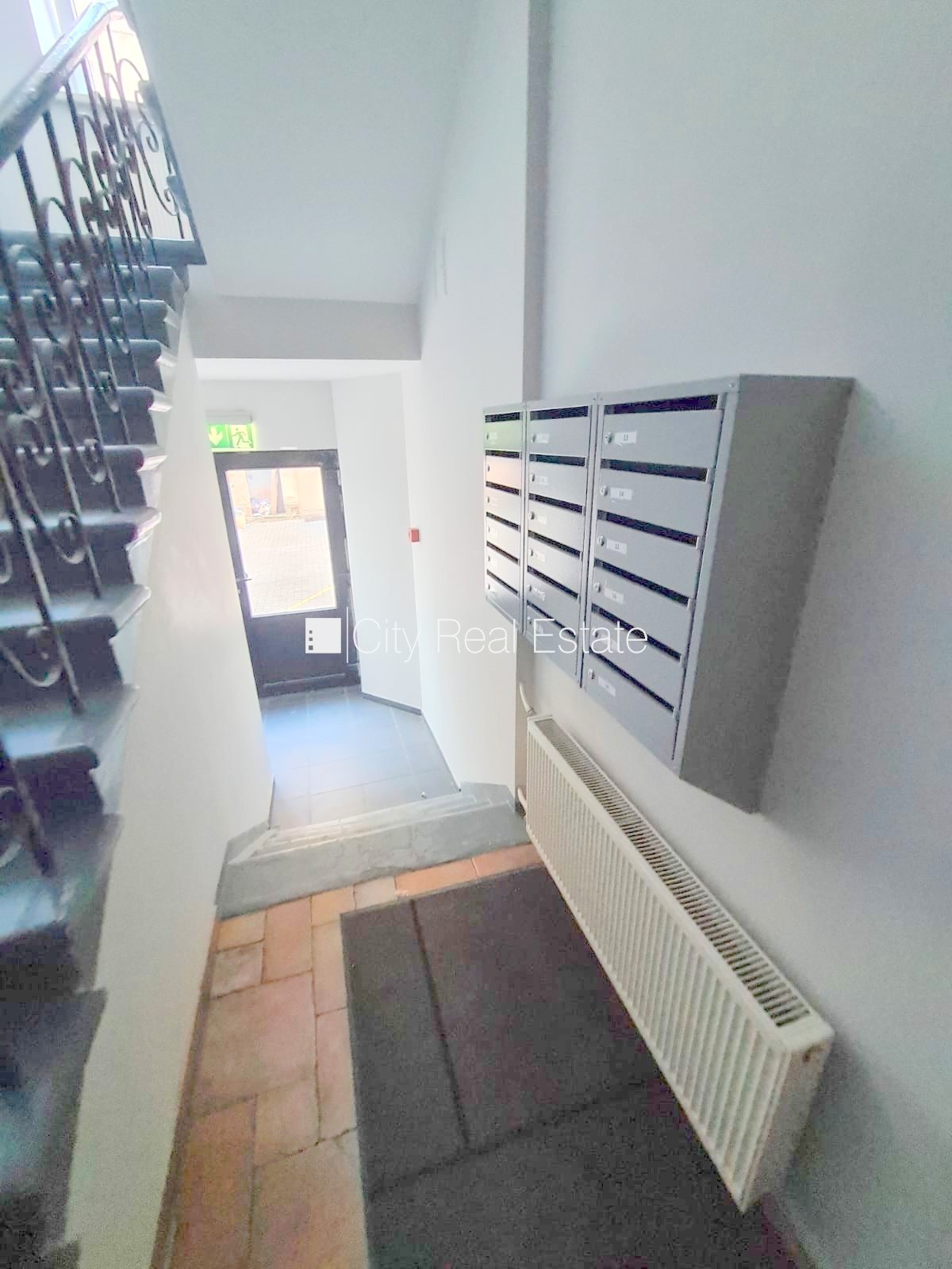 Sludinājumi. Fasādes māja, renovēta māja, slēgts pagalms, ieeja no ielas un pagalma, kāpņu telpa pēc kosmētiskā Cena: 400 EUR/mēn Foto #20