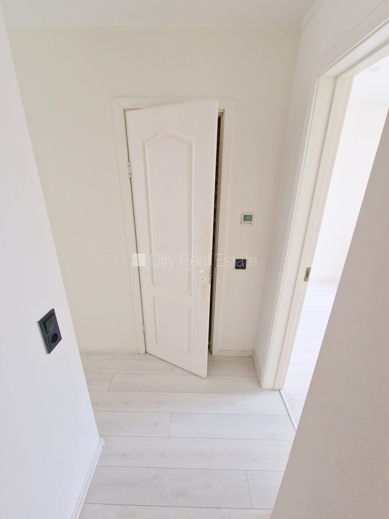 Sludinājumi. Fasādes māja, renovēta māja, slēgts pagalms, ieeja no ielas un pagalma, kāpņu telpa pēc kosmētiskā Cena: 400 EUR/mēn Foto #15