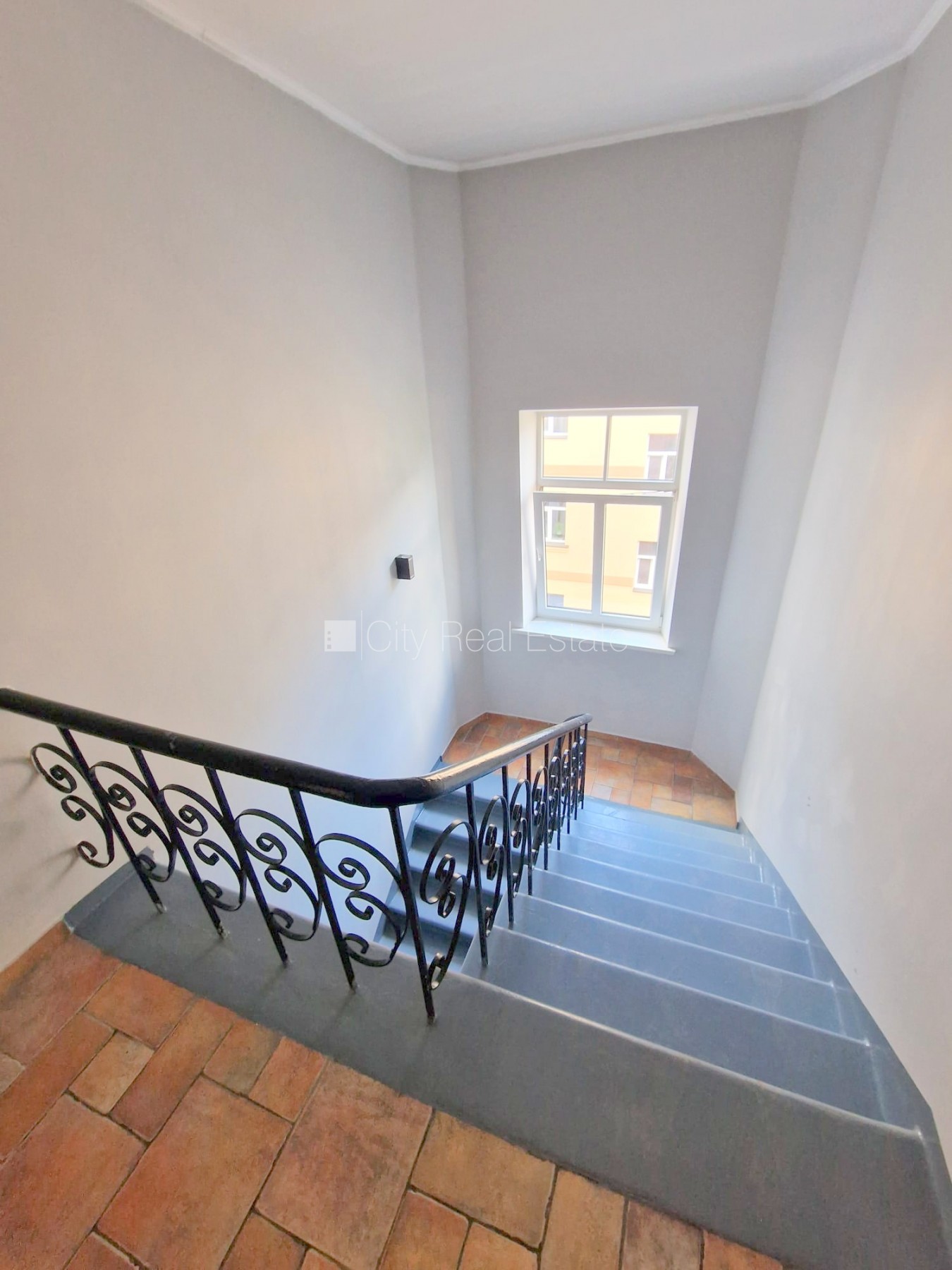 Sludinājumi. Fasādes māja, renovēta māja, slēgts pagalms, ieeja no ielas un pagalma, kāpņu telpa pēc kosmētiskā Cena: 400 EUR/mēn Foto #12