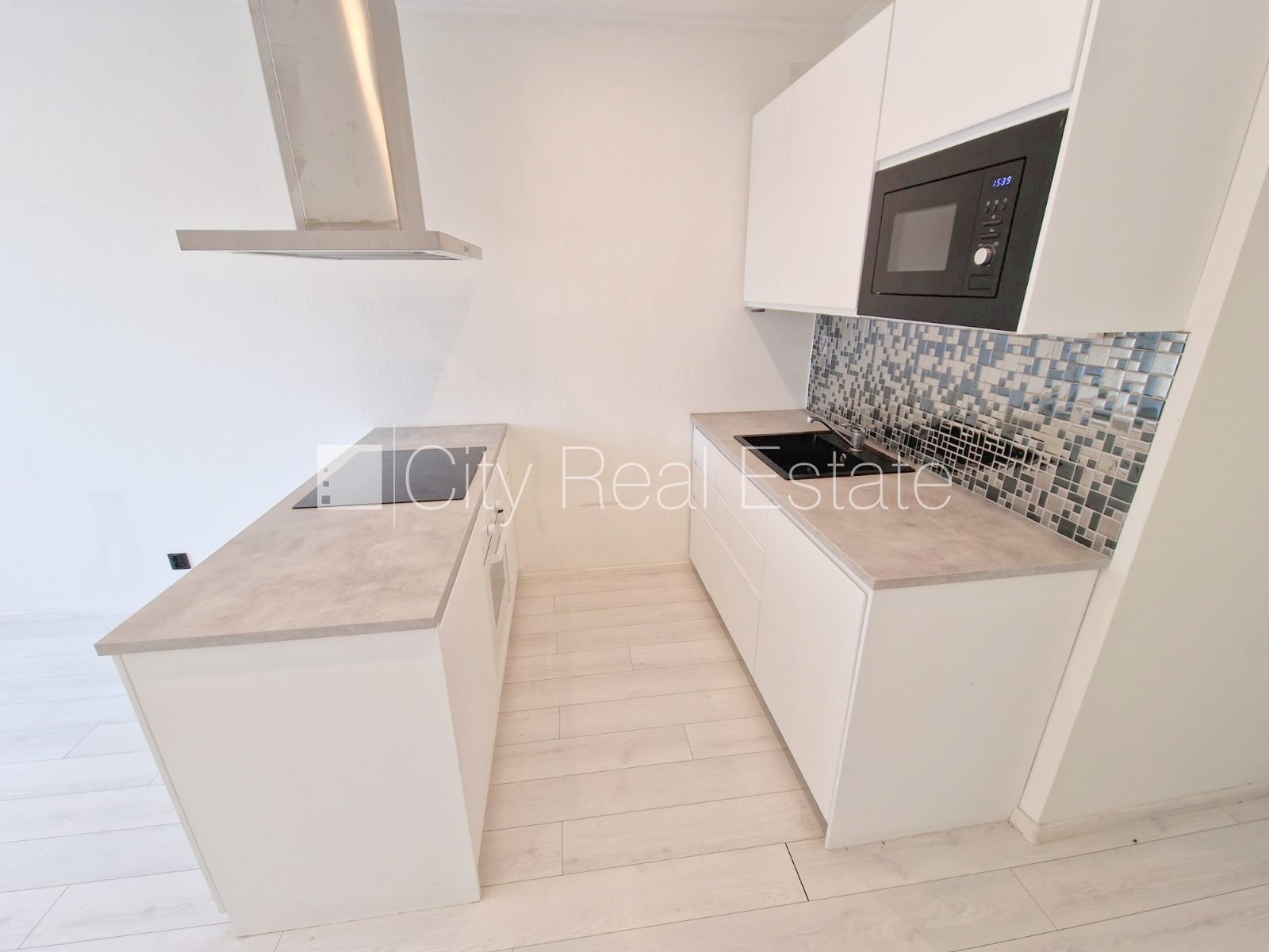 Sludinājumi. Fasādes māja, renovēta māja, slēgts pagalms, ieeja no ielas un pagalma, kāpņu telpa pēc kosmētiskā Cena: 400 EUR/mēn Foto #9