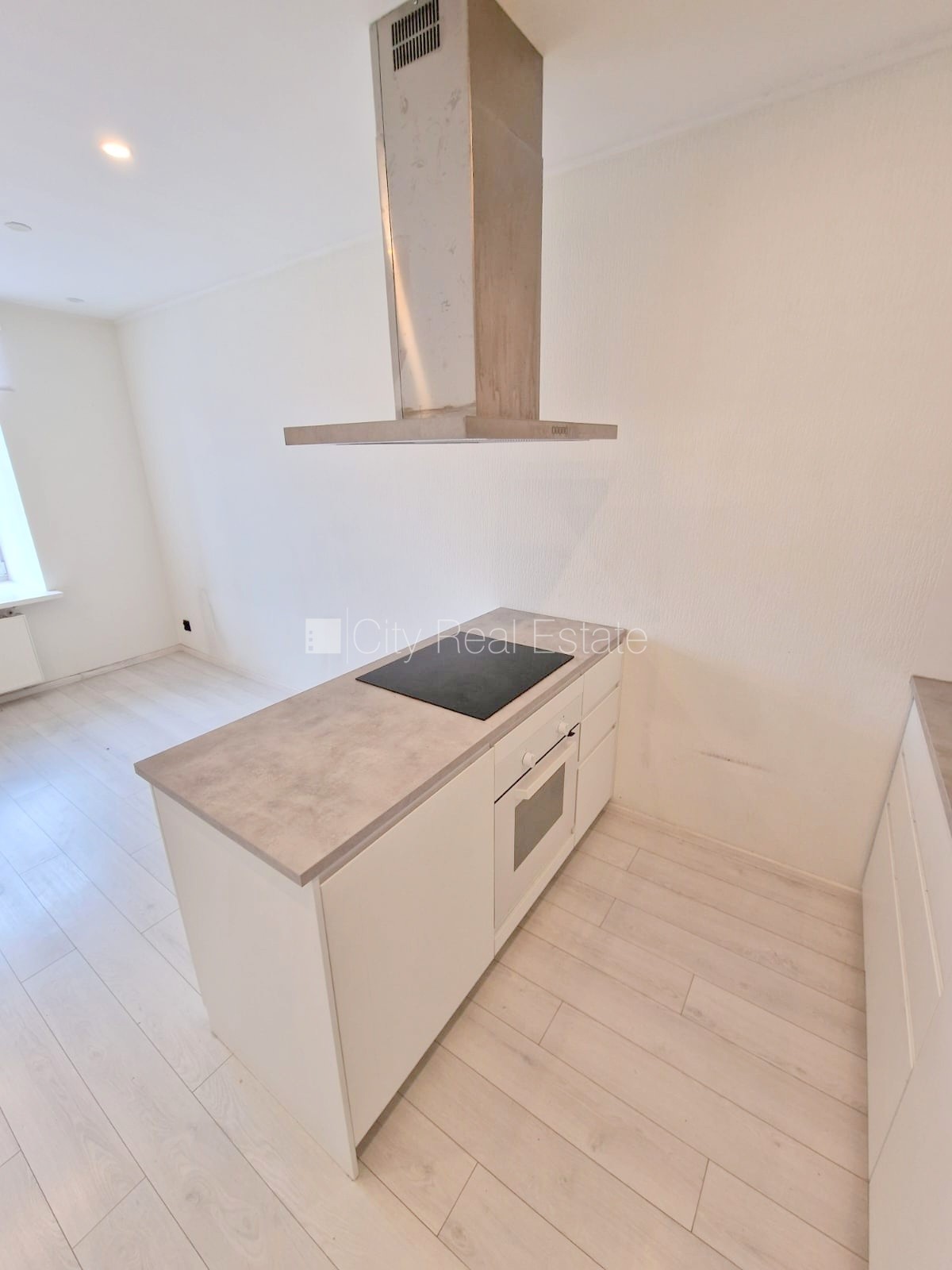 Sludinājumi. Fasādes māja, renovēta māja, slēgts pagalms, ieeja no ielas un pagalma, kāpņu telpa pēc kosmētiskā Cena: 400 EUR/mēn Foto #11