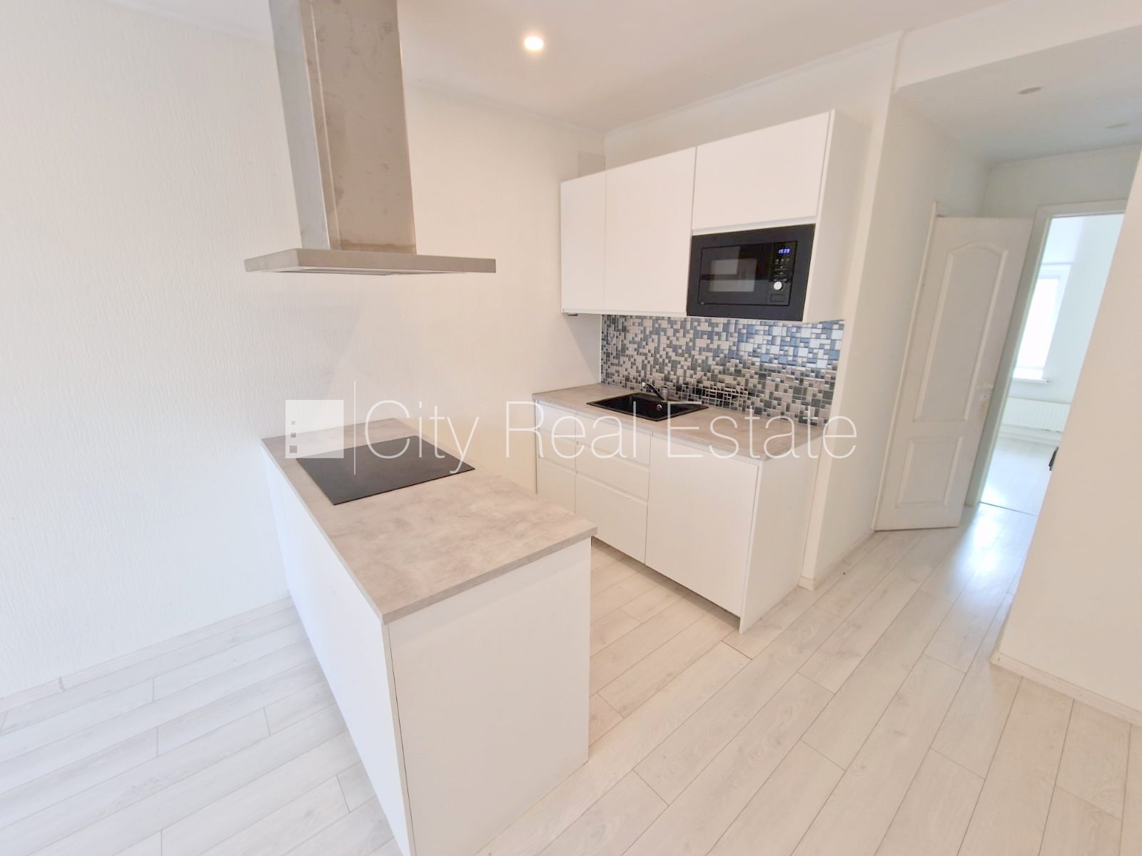 Sludinājumi. Fasādes māja, renovēta māja, slēgts pagalms, ieeja no ielas un pagalma, kāpņu telpa pēc kosmētiskā Cena: 400 EUR/mēn Foto #6