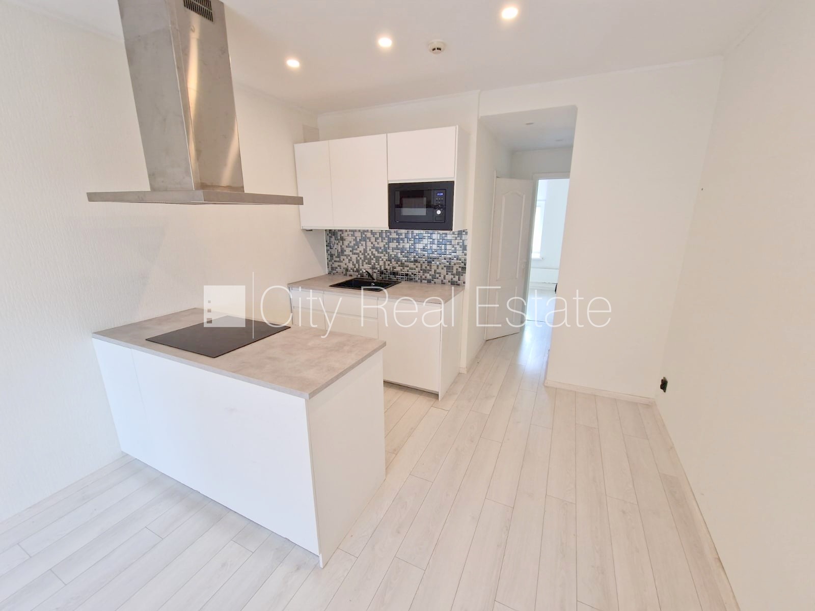 Sludinājumi. Fasādes māja, renovēta māja, slēgts pagalms, ieeja no ielas un pagalma, kāpņu telpa pēc kosmētiskā Cena: 400 EUR/mēn Foto #5