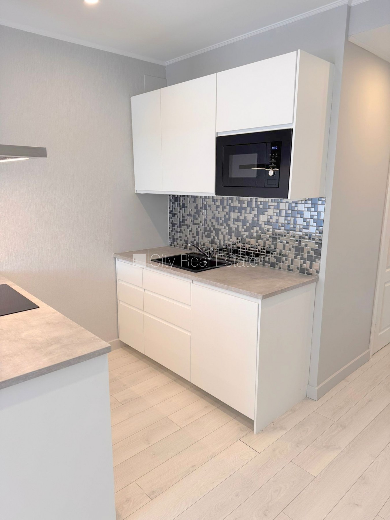 Sludinājumi. Fasādes māja, renovēta māja, slēgts pagalms, ieeja no ielas un pagalma, kāpņu telpa pēc kosmētiskā Cena: 400 EUR/mēn Foto #16