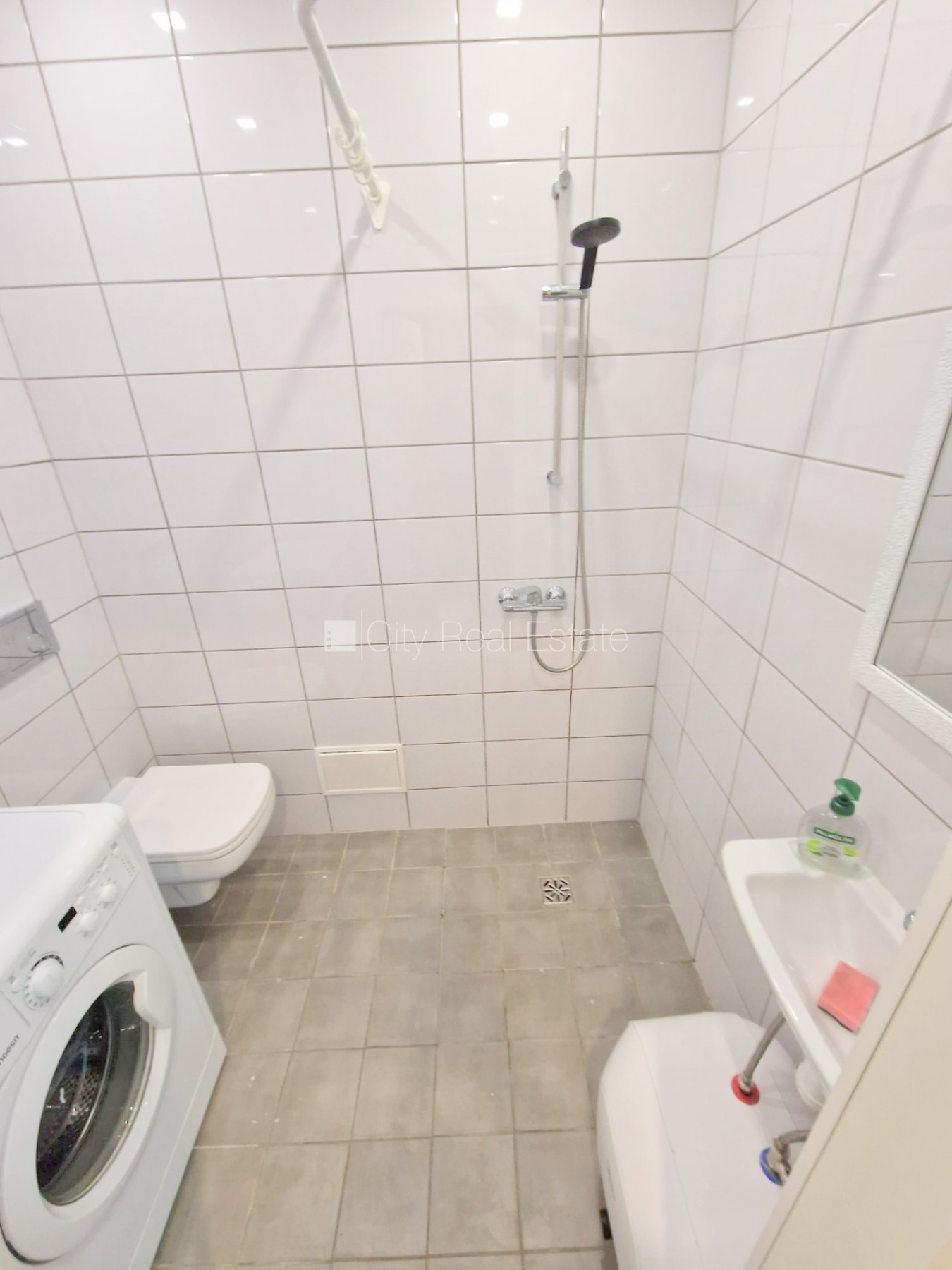 Sludinājumi. Fasādes māja, renovēta māja, slēgts pagalms, ieeja no ielas un pagalma, kāpņu telpa pēc kosmētiskā Cena: 400 EUR/mēn Foto #25