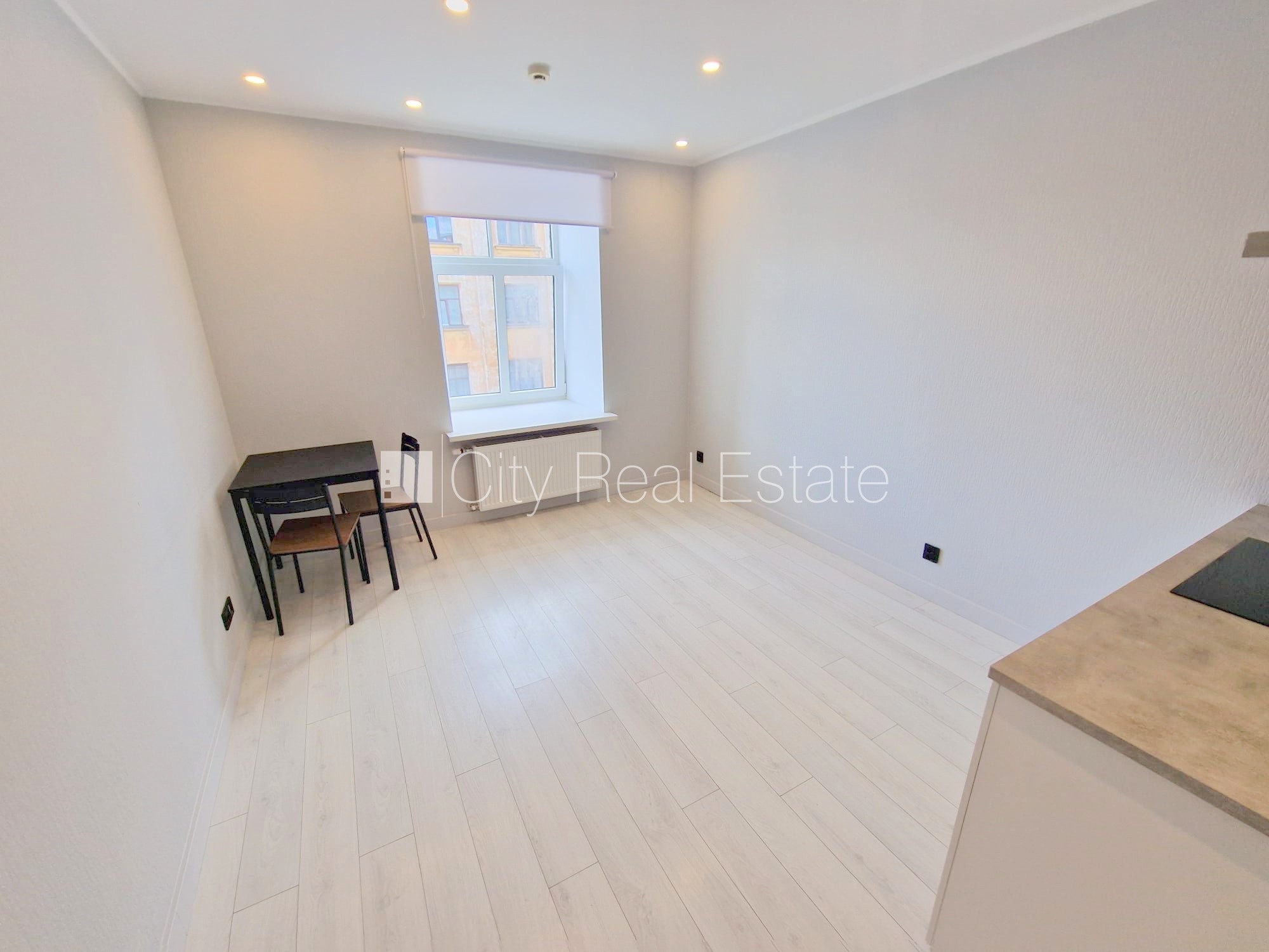 Sludinājumi. Fasādes māja, renovēta māja, slēgts pagalms, ieeja no ielas un pagalma, kāpņu telpa pēc kosmētiskā Cena: 400 EUR/mēn Foto #4