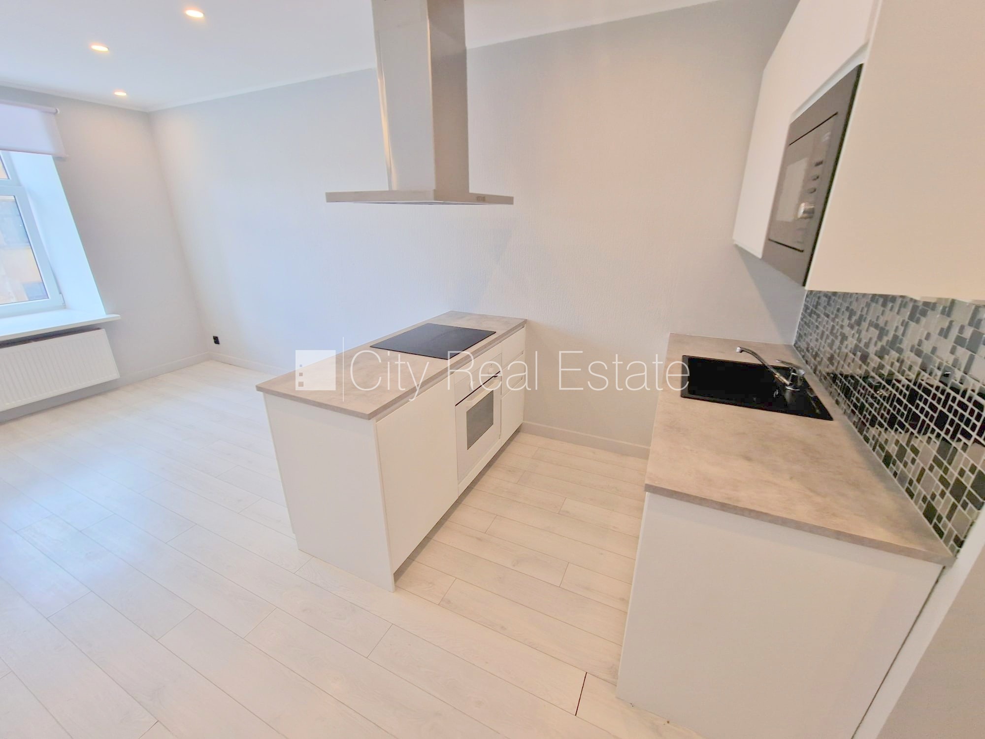 Sludinājumi. Fasādes māja, renovēta māja, slēgts pagalms, ieeja no ielas un pagalma, kāpņu telpa pēc kosmētiskā Cena: 400 EUR/mēn Foto #3