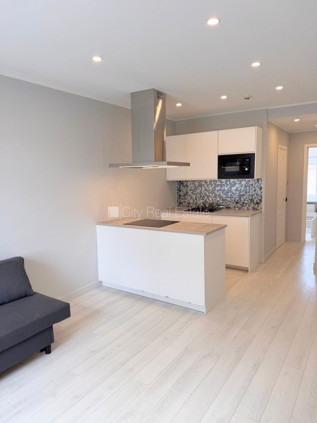 Sludinājumi. Fasādes māja, renovēta māja, slēgts pagalms, ieeja no ielas un pagalma, kāpņu telpa pēc kosmētiskā Cena: 400 EUR/mēn Foto #10