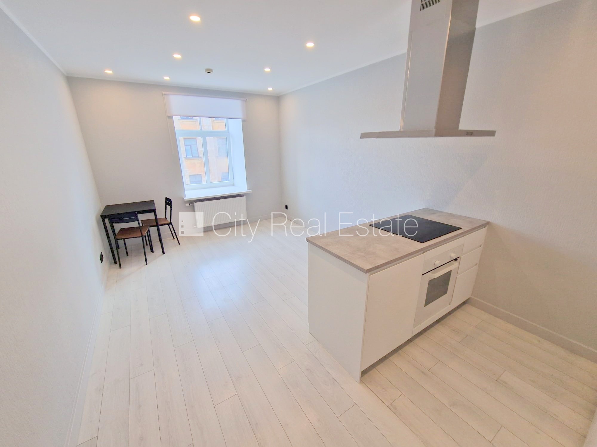 Sludinājumi. Fasādes māja, renovēta māja, slēgts pagalms, ieeja no ielas un pagalma, kāpņu telpa pēc kosmētiskā Cena: 400 EUR/mēn Foto #1