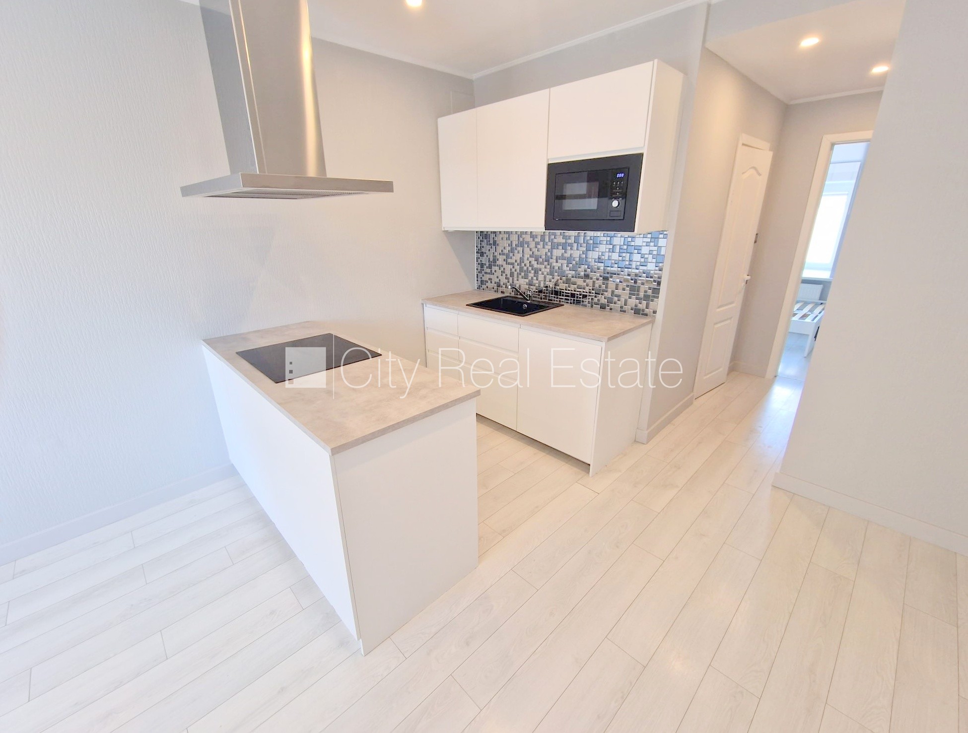 Sludinājumi. Fasādes māja, renovēta māja, slēgts pagalms, ieeja no ielas un pagalma, kāpņu telpa pēc kosmētiskā Cena: 400 EUR/mēn Foto #7